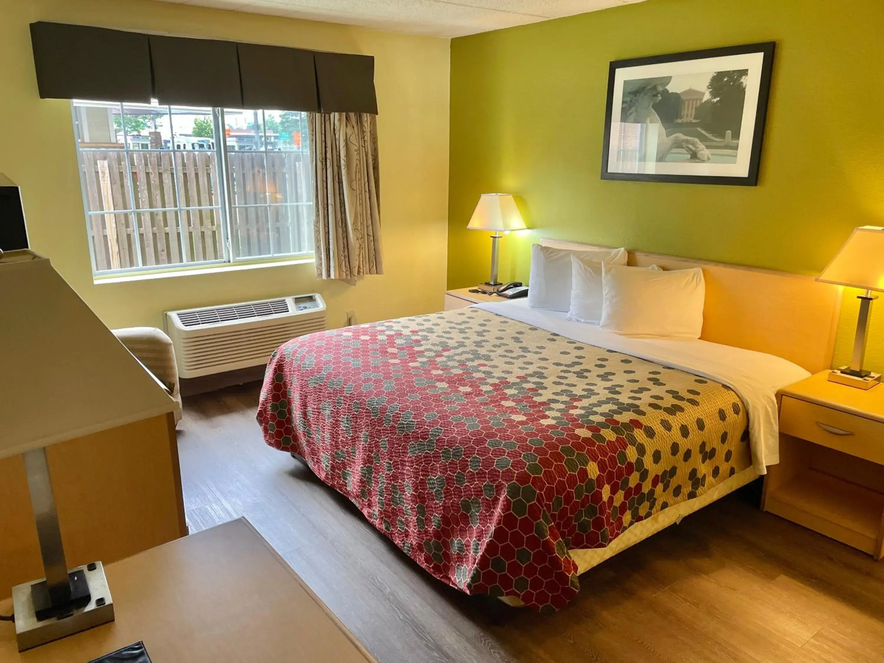 King Room - Smoking in Super 8 by Wyndham Gloucester King Room - Smoking in Super 8 by Wyndham Gloucester