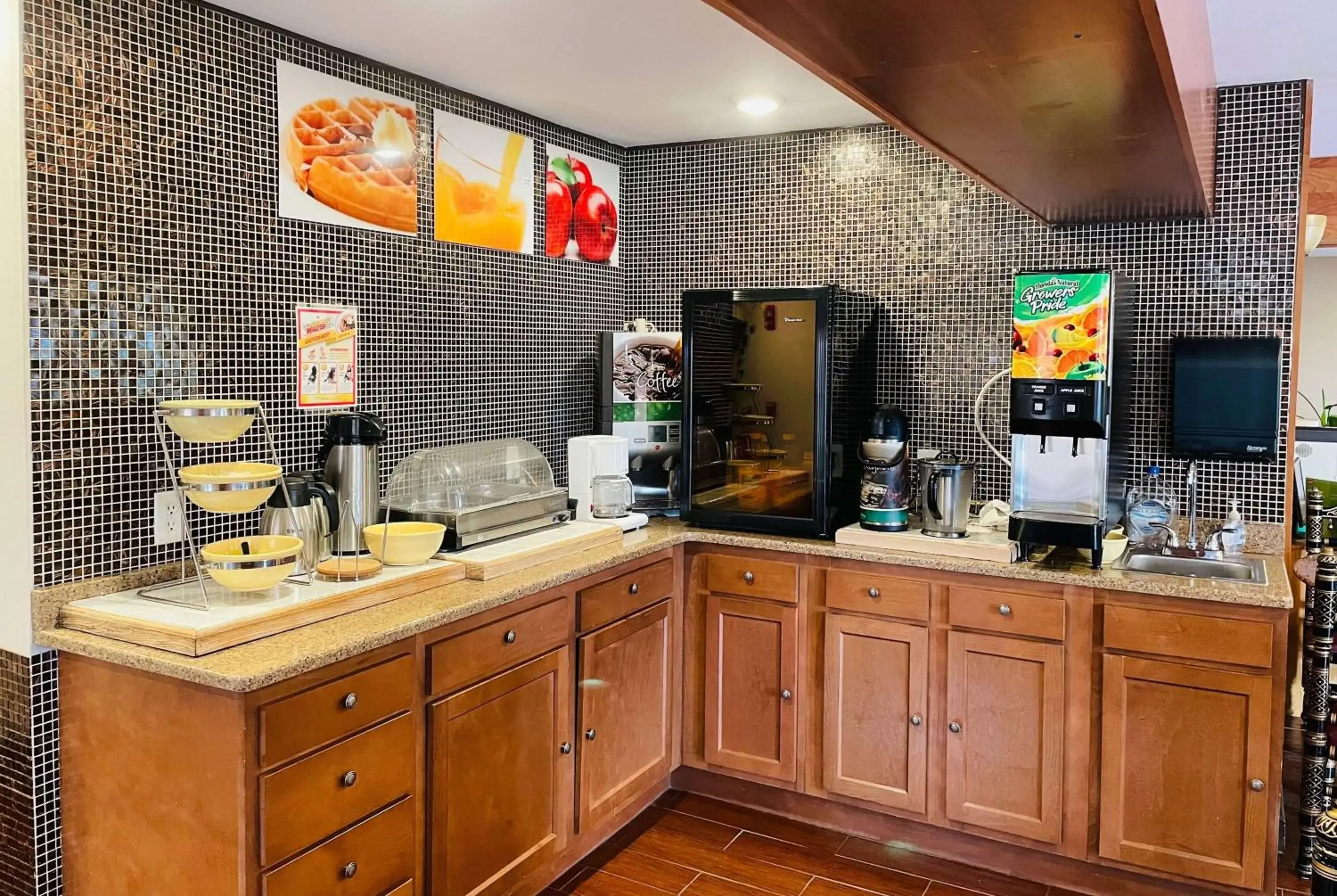 Breakfast in Super 8 by Wyndham Gloucester Breakfast in Super 8 by Wyndham Gloucester