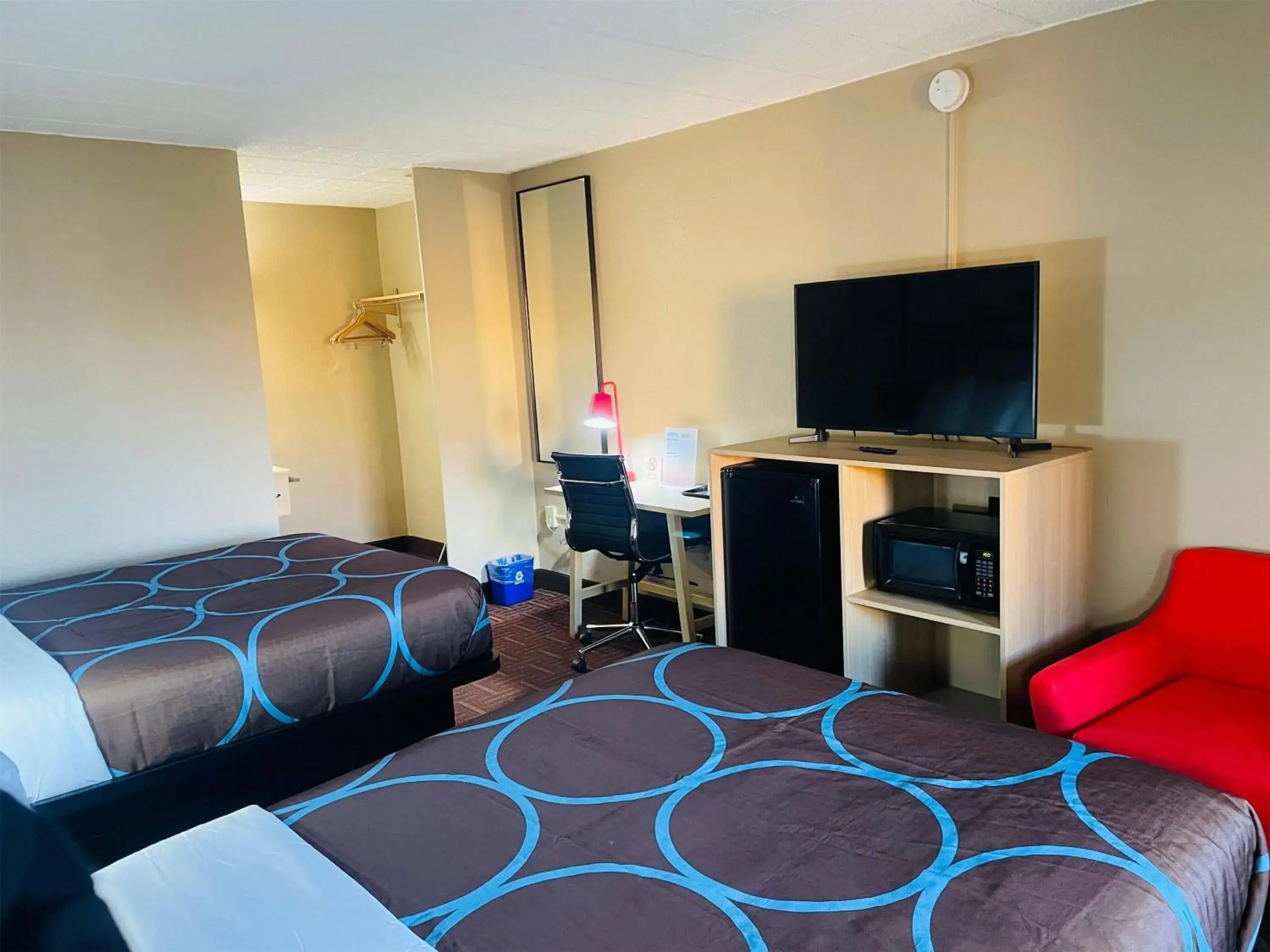 Photo of the whole room, Bed in Super 8 by Wyndham Gloucester Photo of the whole room, Bed in Super 8 by Wyndham Gloucester