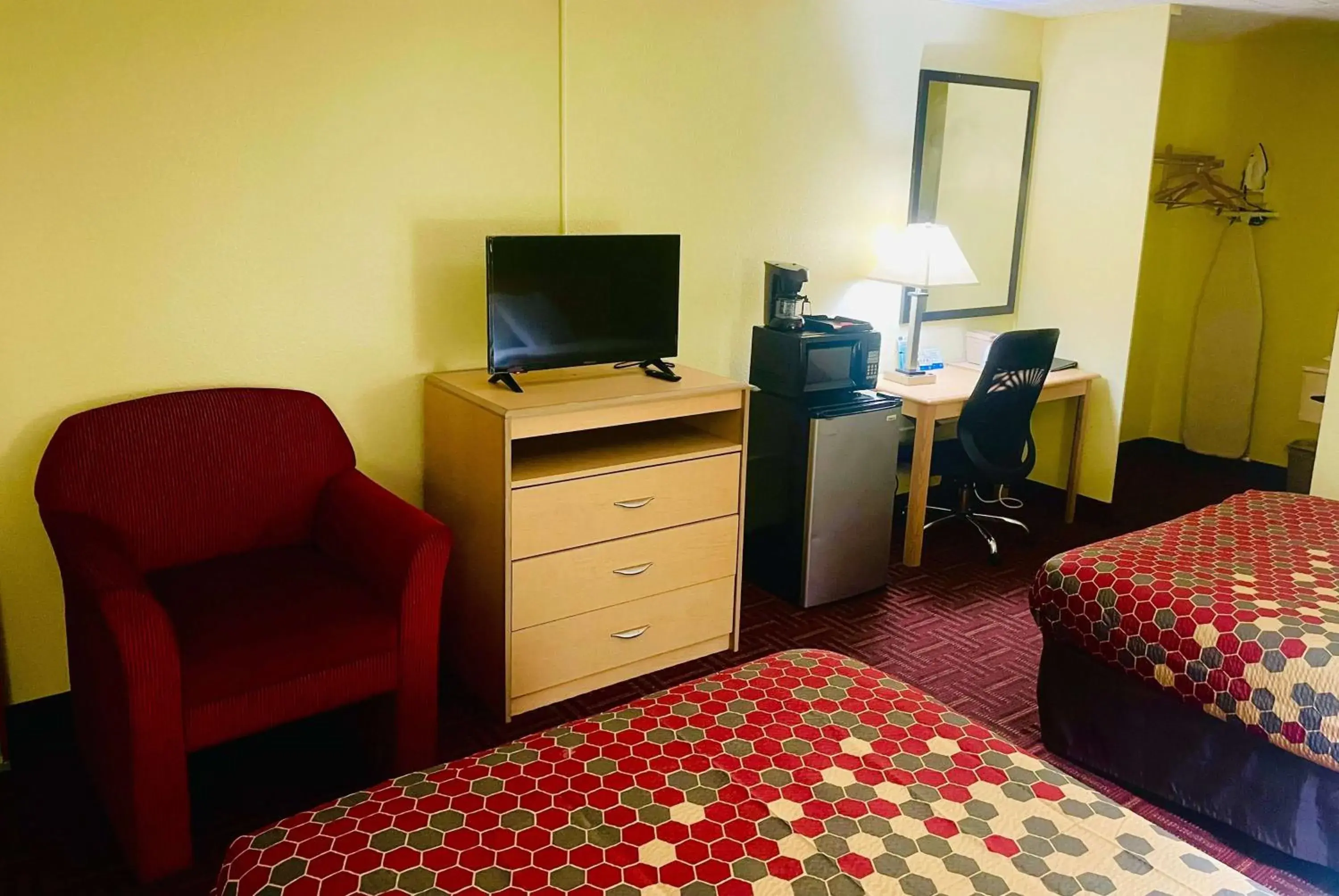 Photo of the whole room, Bed in Super 8 by Wyndham Gloucester Photo of the whole room, Bed in Super 8 by Wyndham Gloucester