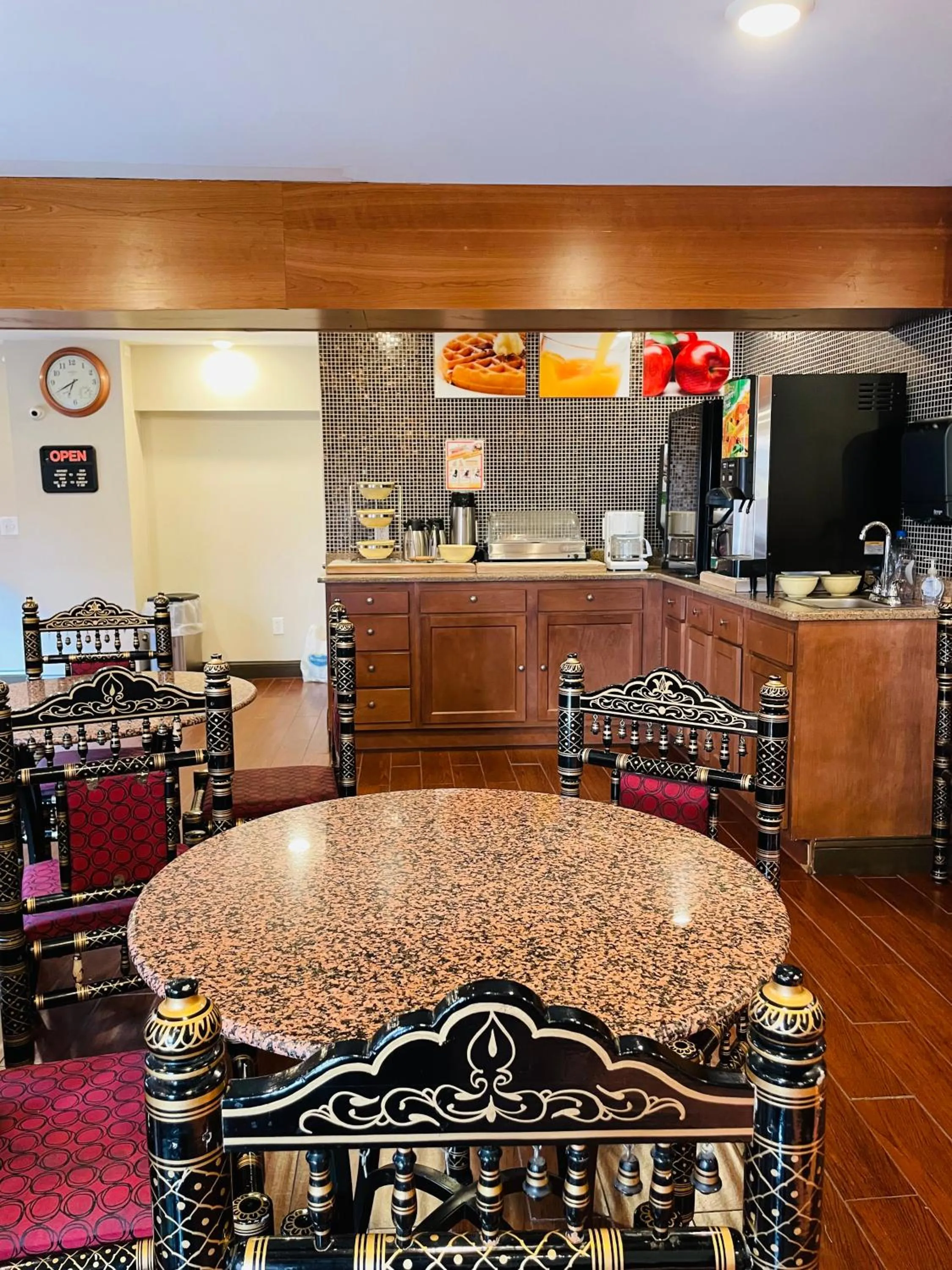 Restaurant/places to eat in Super 8 by Wyndham Gloucester