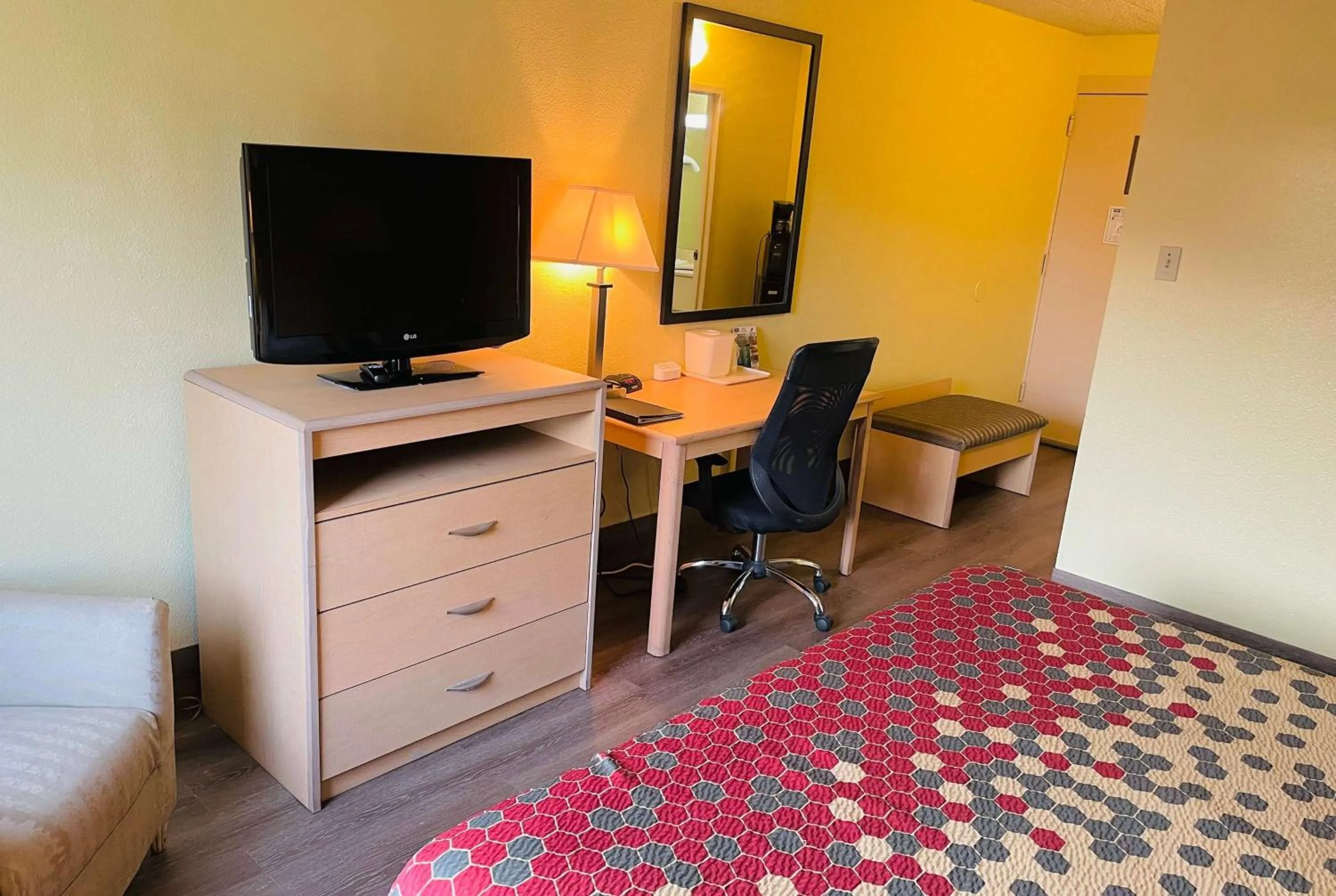 Photo of the whole room, Bed in Super 8 by Wyndham Gloucester