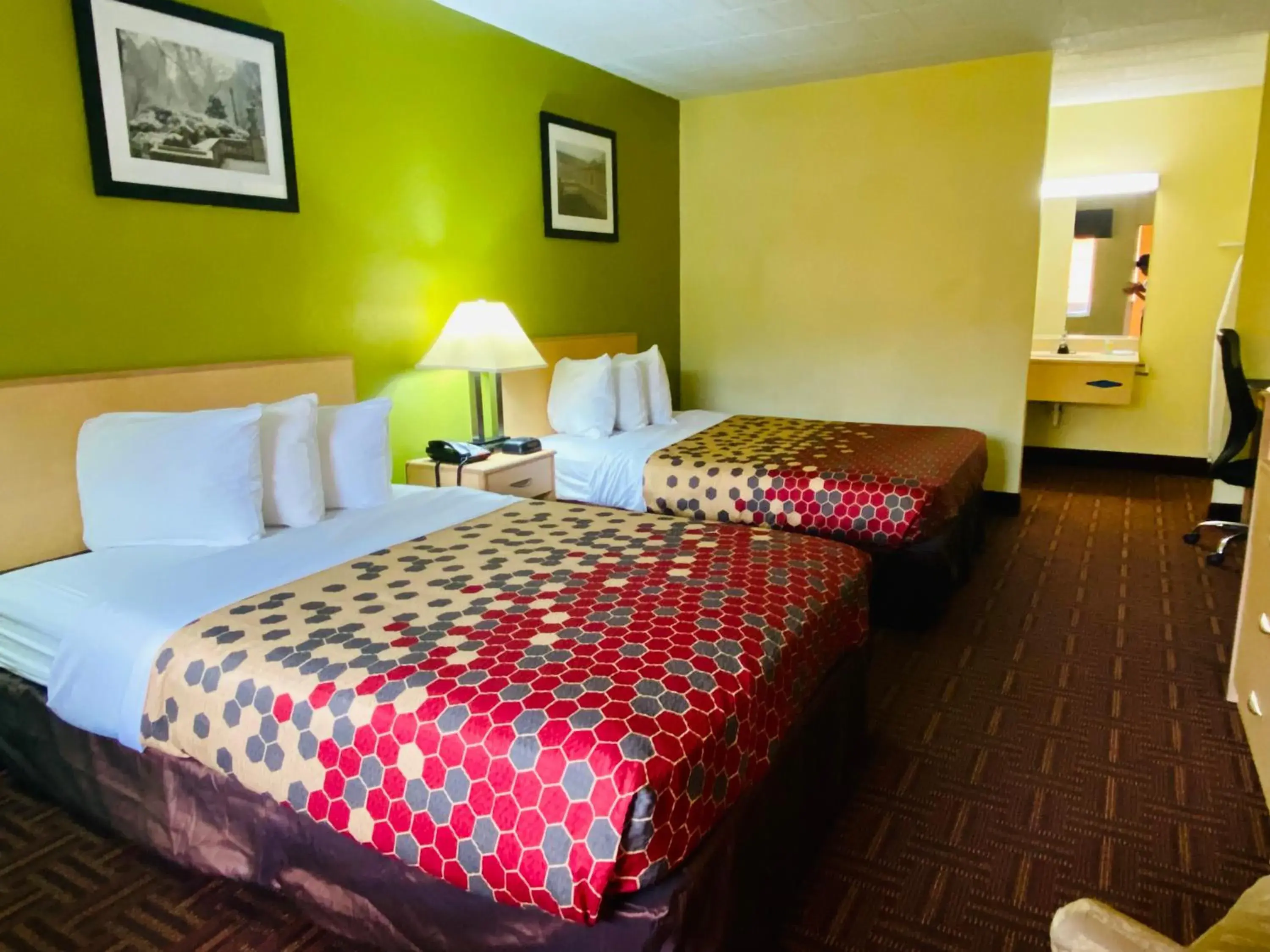 Double Room with Two Double Beds - Smoking in Super 8 by Wyndham Gloucester Double Room with Two Double Beds - Smoking in Super 8 by Wyndham Gloucester
