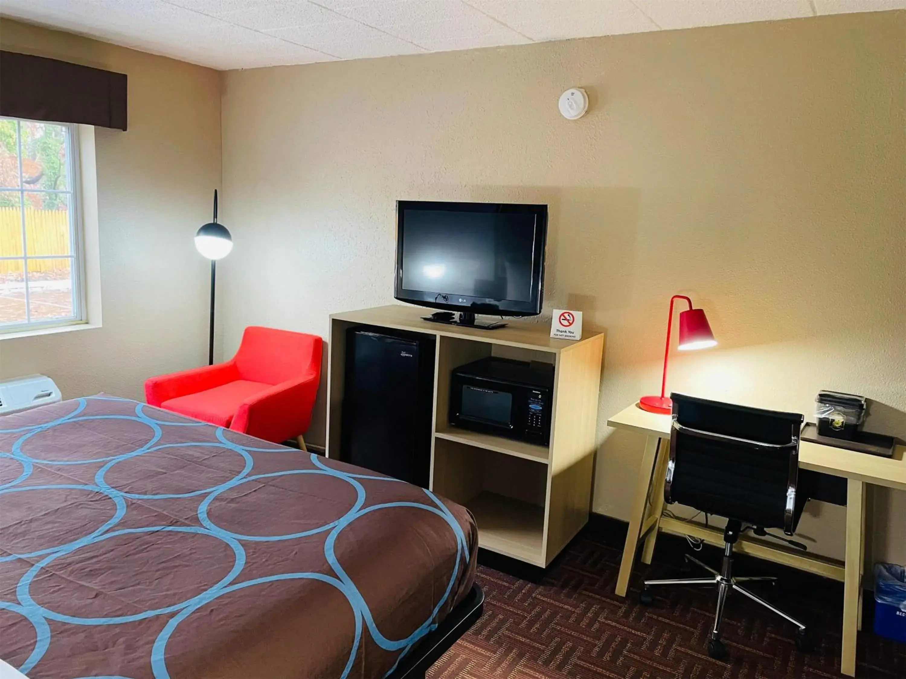 Photo of the whole room, Bed in Super 8 by Wyndham Gloucester Photo of the whole room, Bed in Super 8 by Wyndham Gloucester