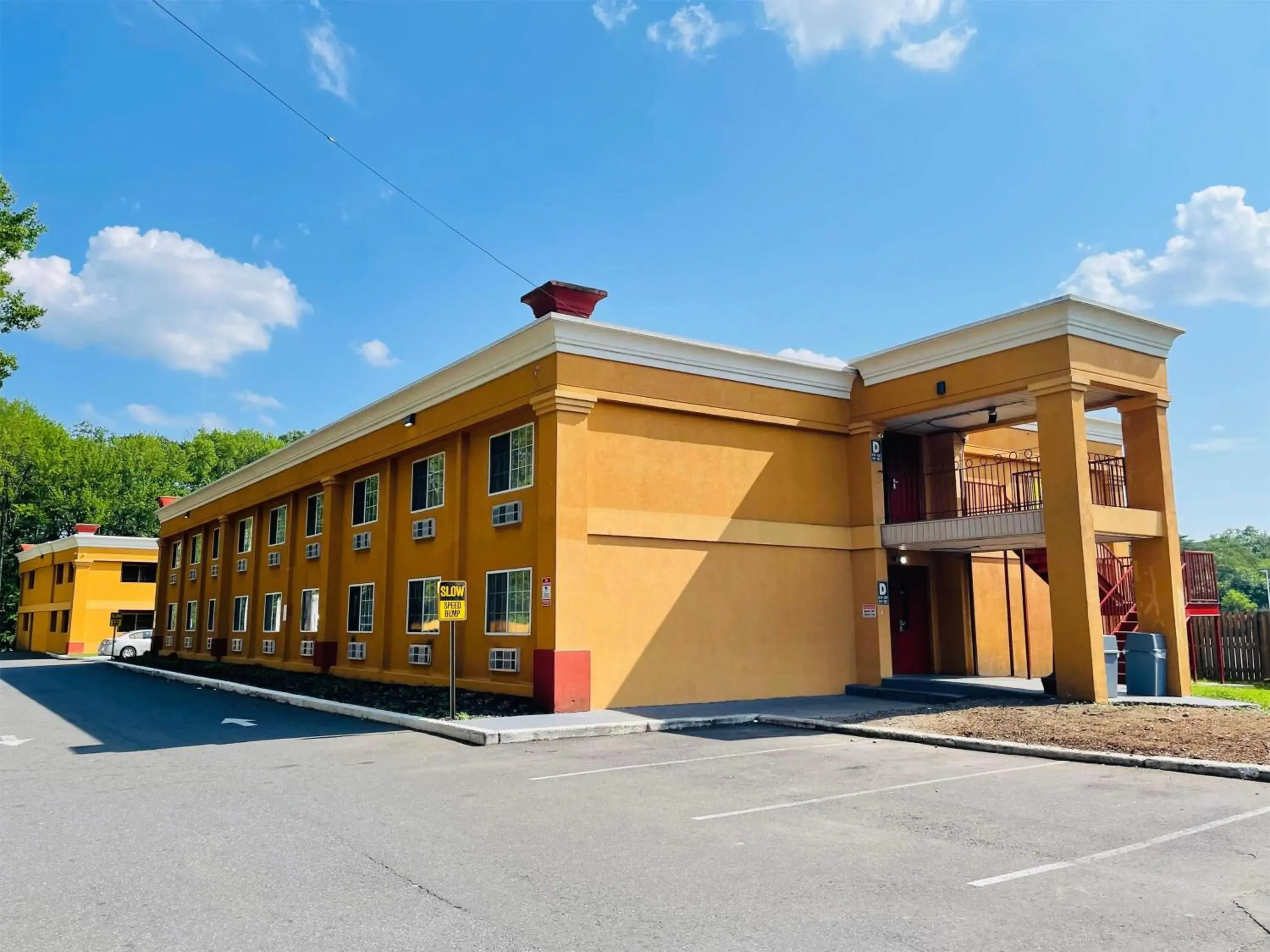 Property building in Super 8 by Wyndham Gloucester Property building in Super 8 by Wyndham Gloucester