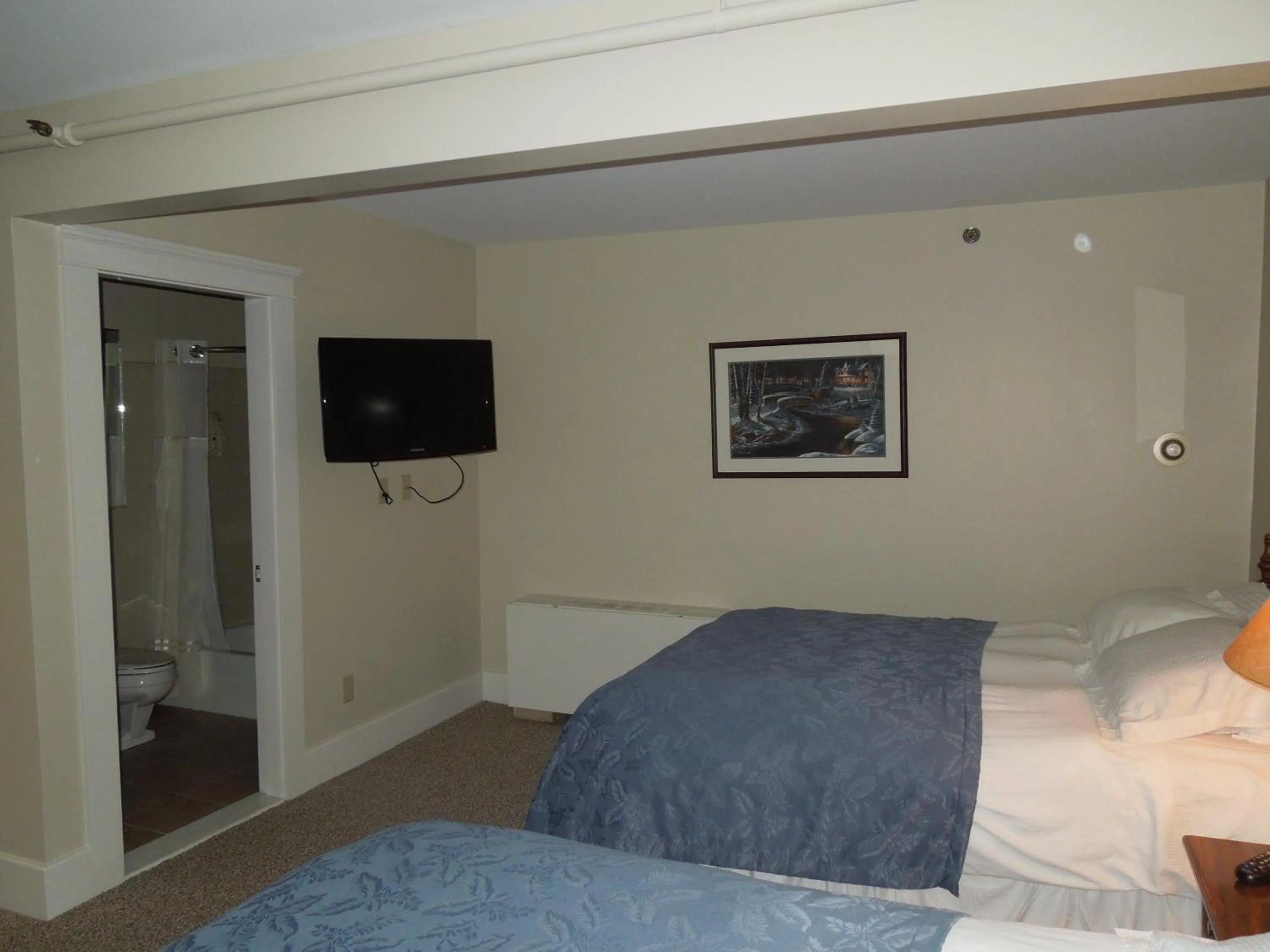 Bed in Eastern Slope Inn Resort