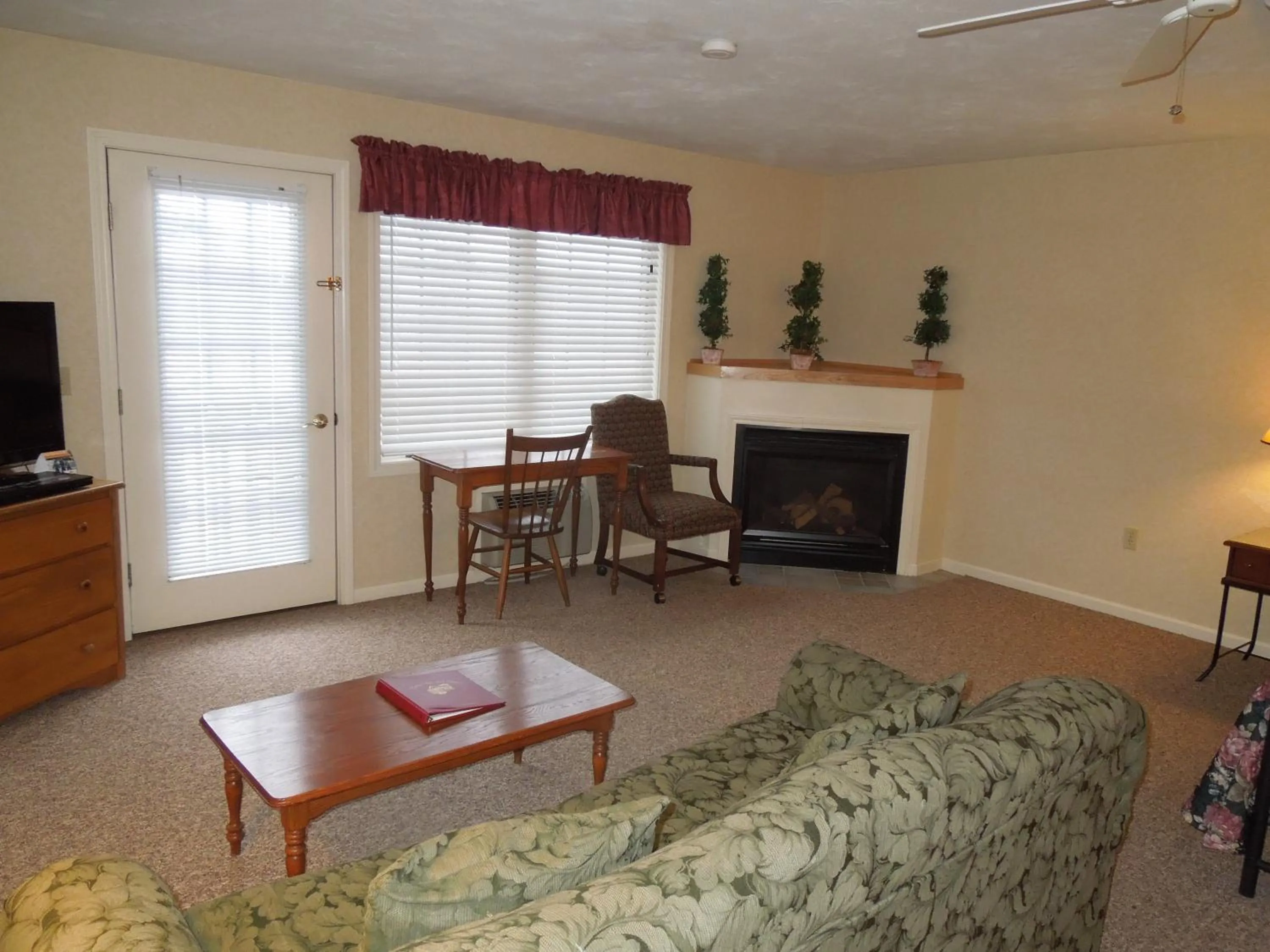 Living room in Eastern Slope Inn Resort