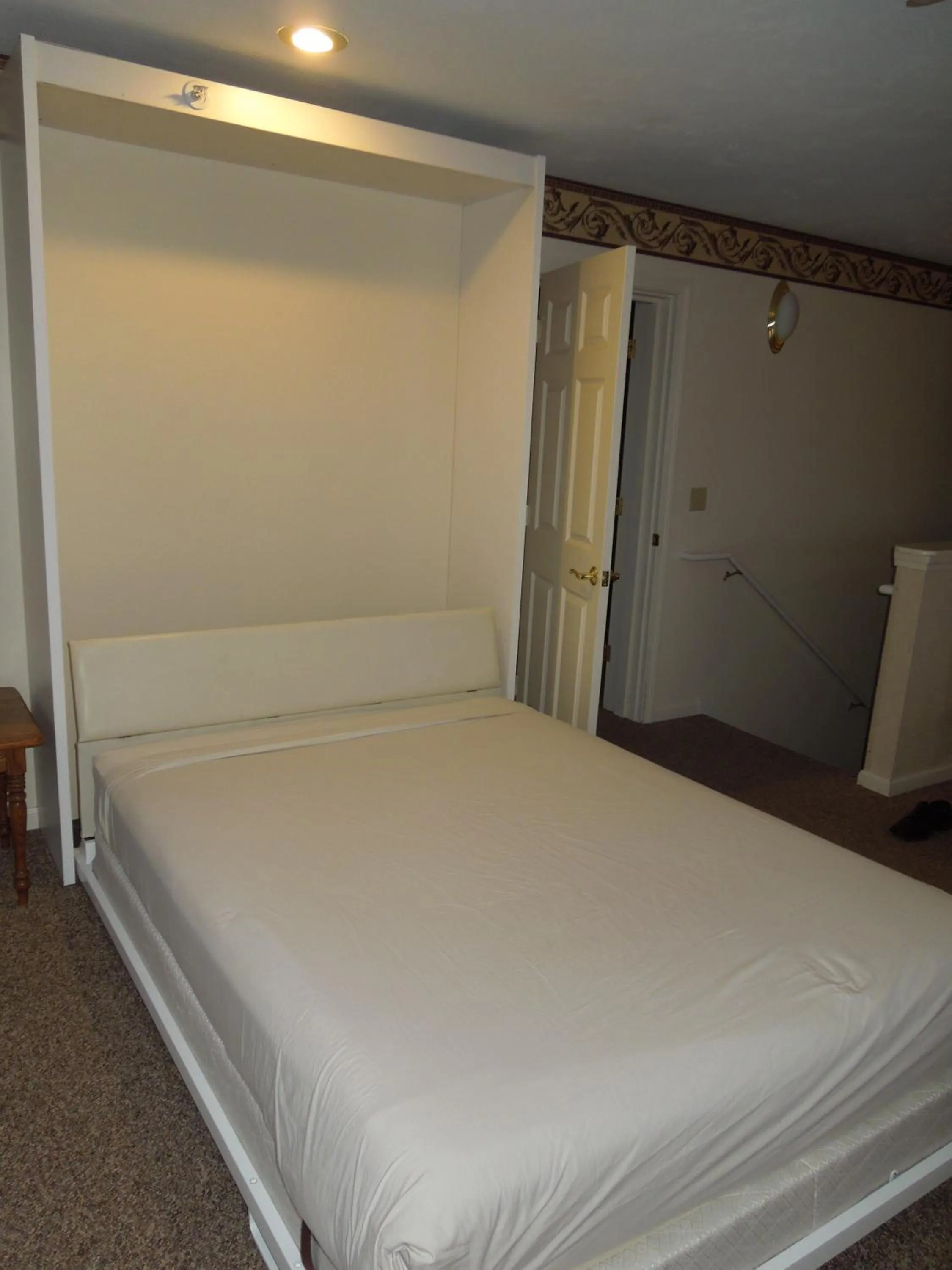 Bed in Eastern Slope Inn Resort