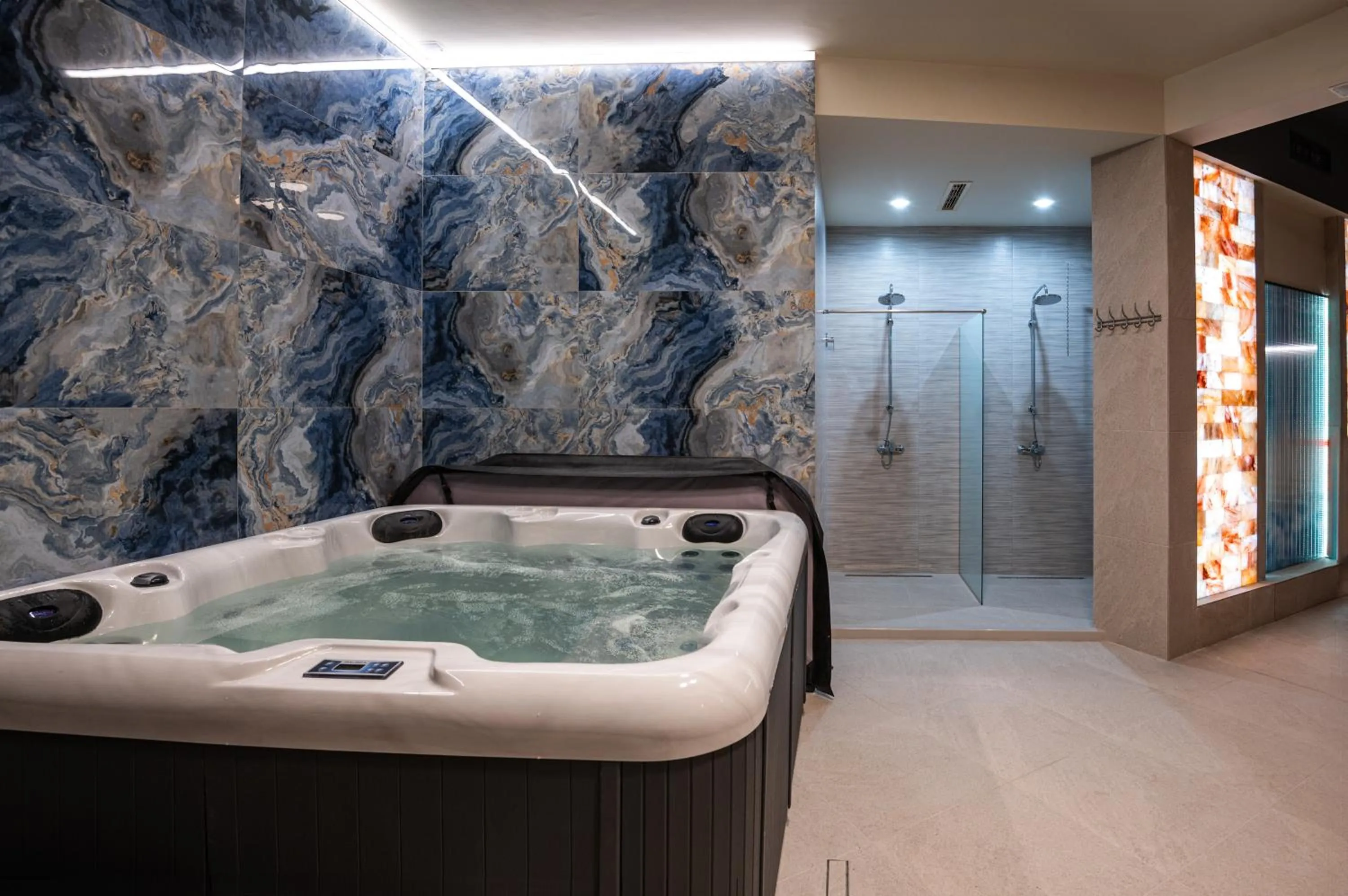 Hot Tub in Hotel Samara with Relax area