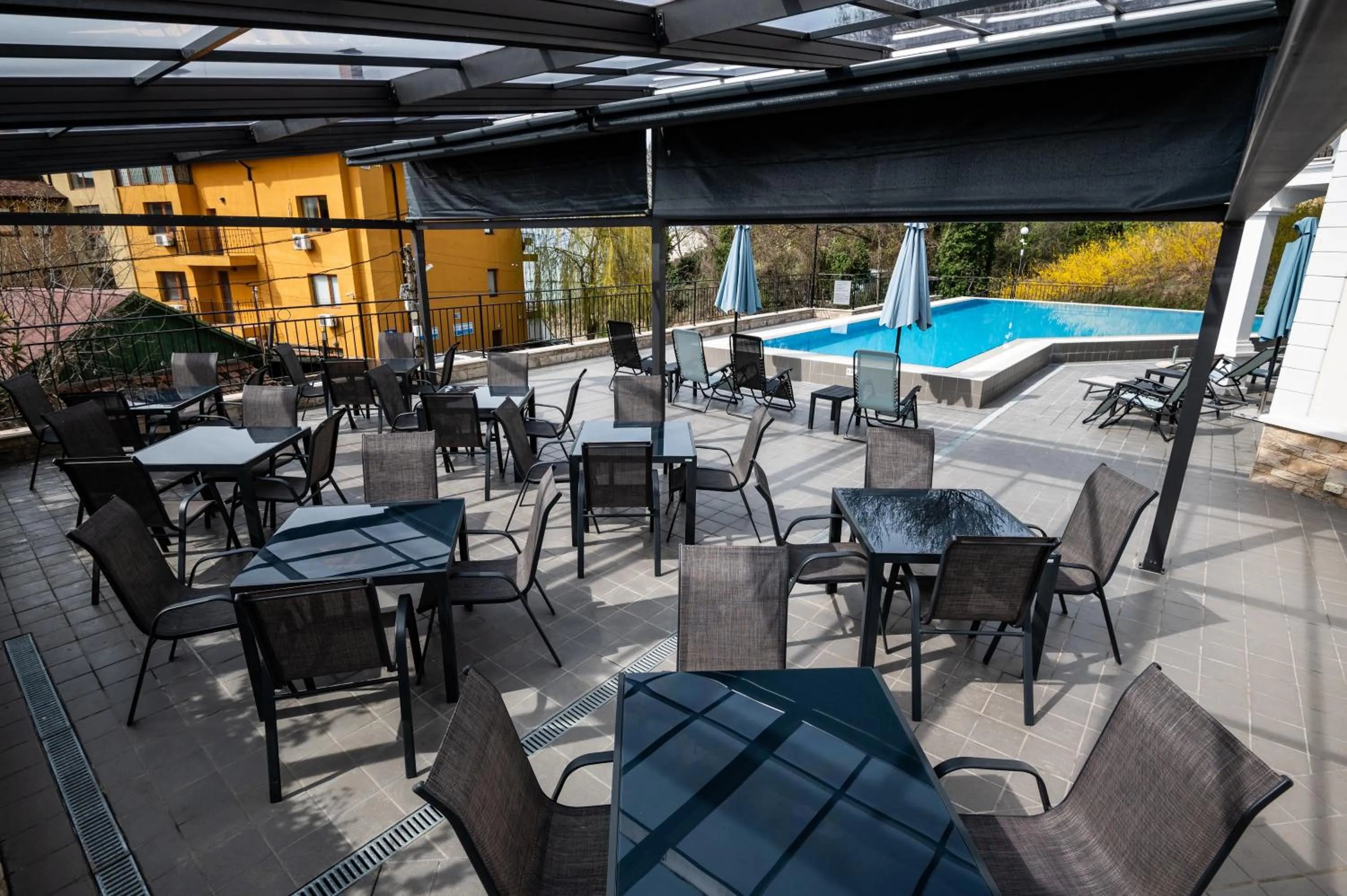 Restaurant/places to eat in Hotel Samara with Relax area