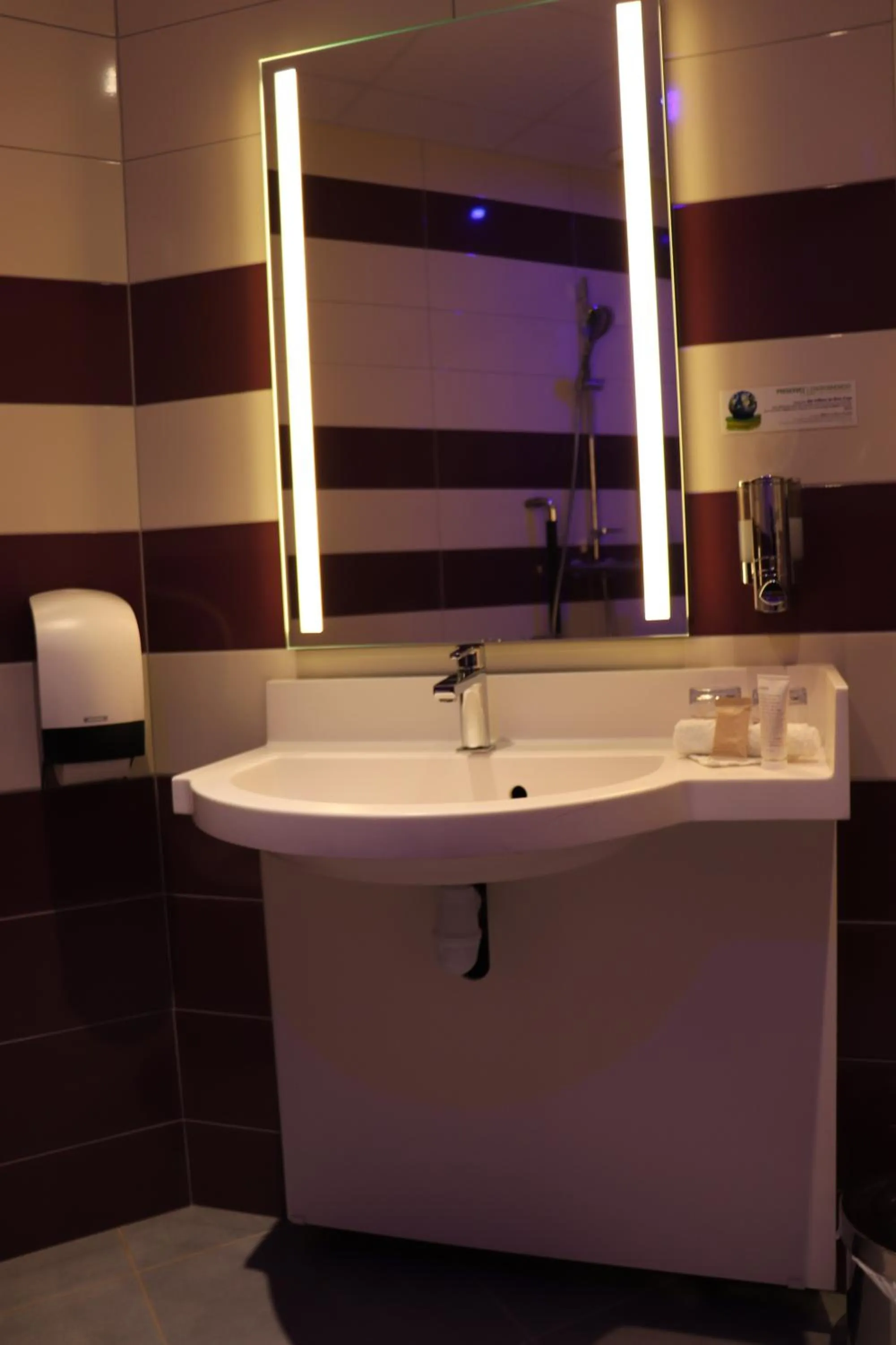 Bathroom in The Originals City - Hôtel Saint-Martial, Limoges Centre