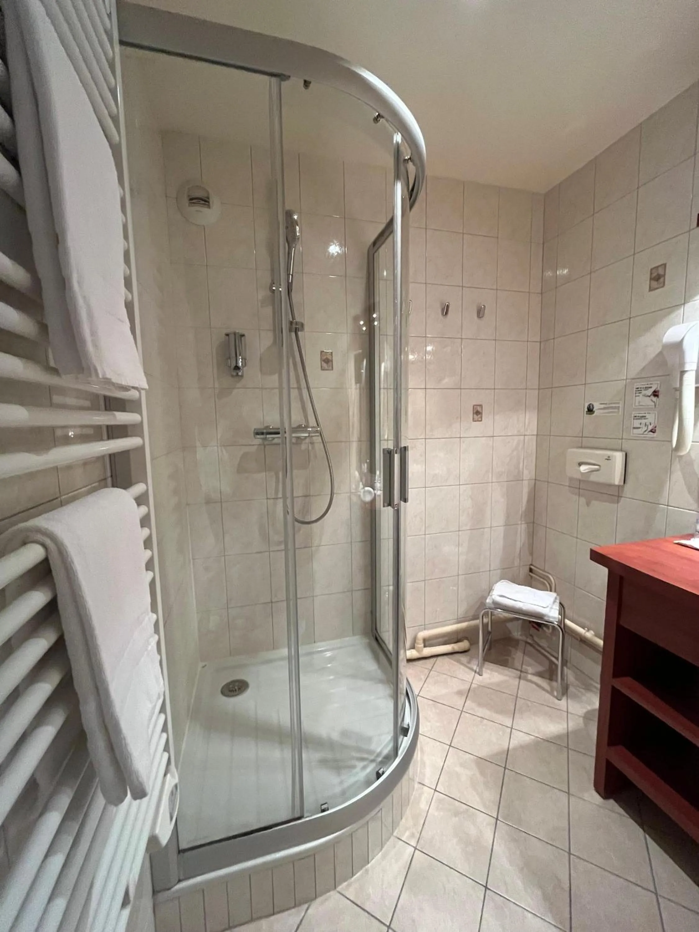 Shower in The Originals City - Hôtel Saint-Martial, Limoges Centre