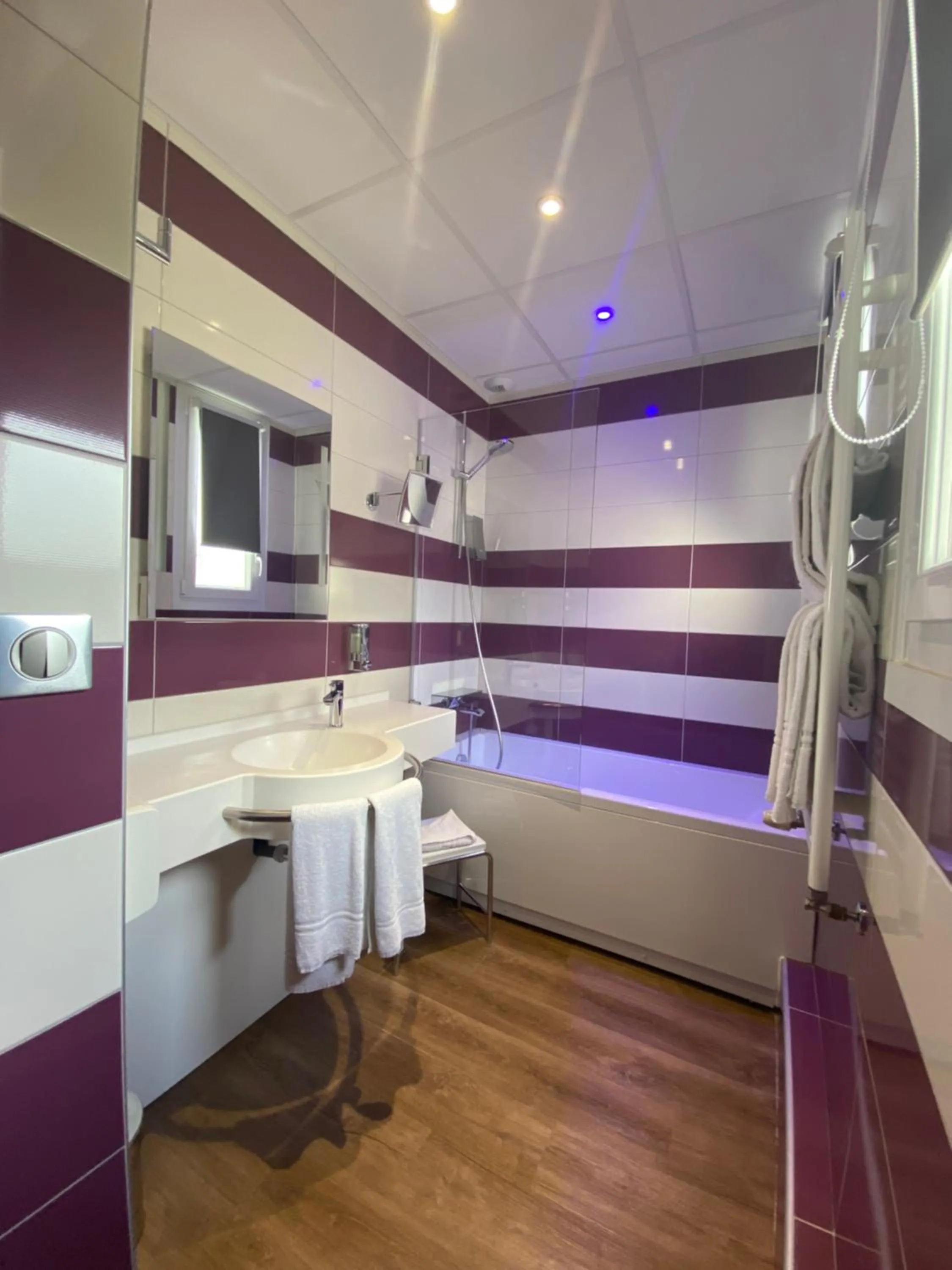 Bathroom in The Originals City - Hôtel Saint-Martial, Limoges Centre