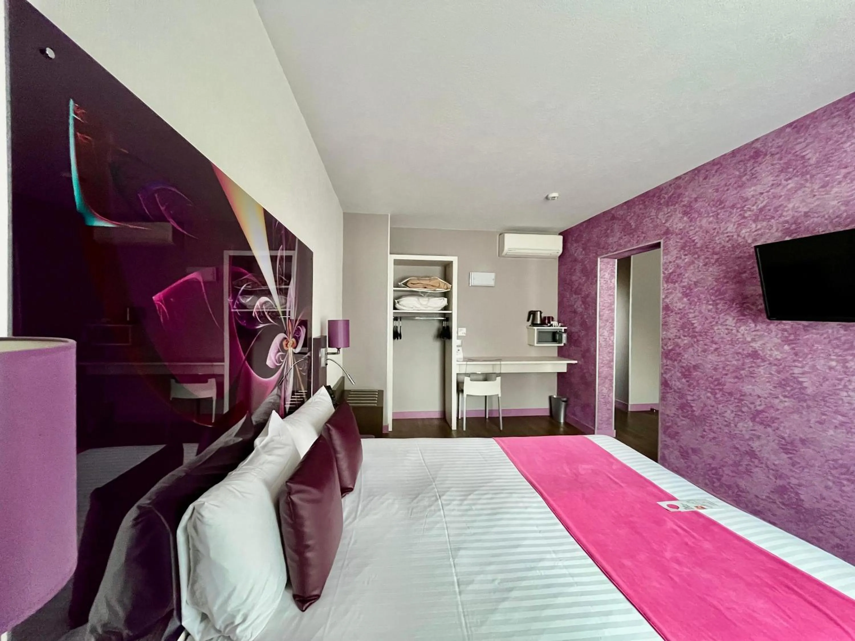 TV and multimedia in The Originals City - Hôtel Saint-Martial, Limoges Centre