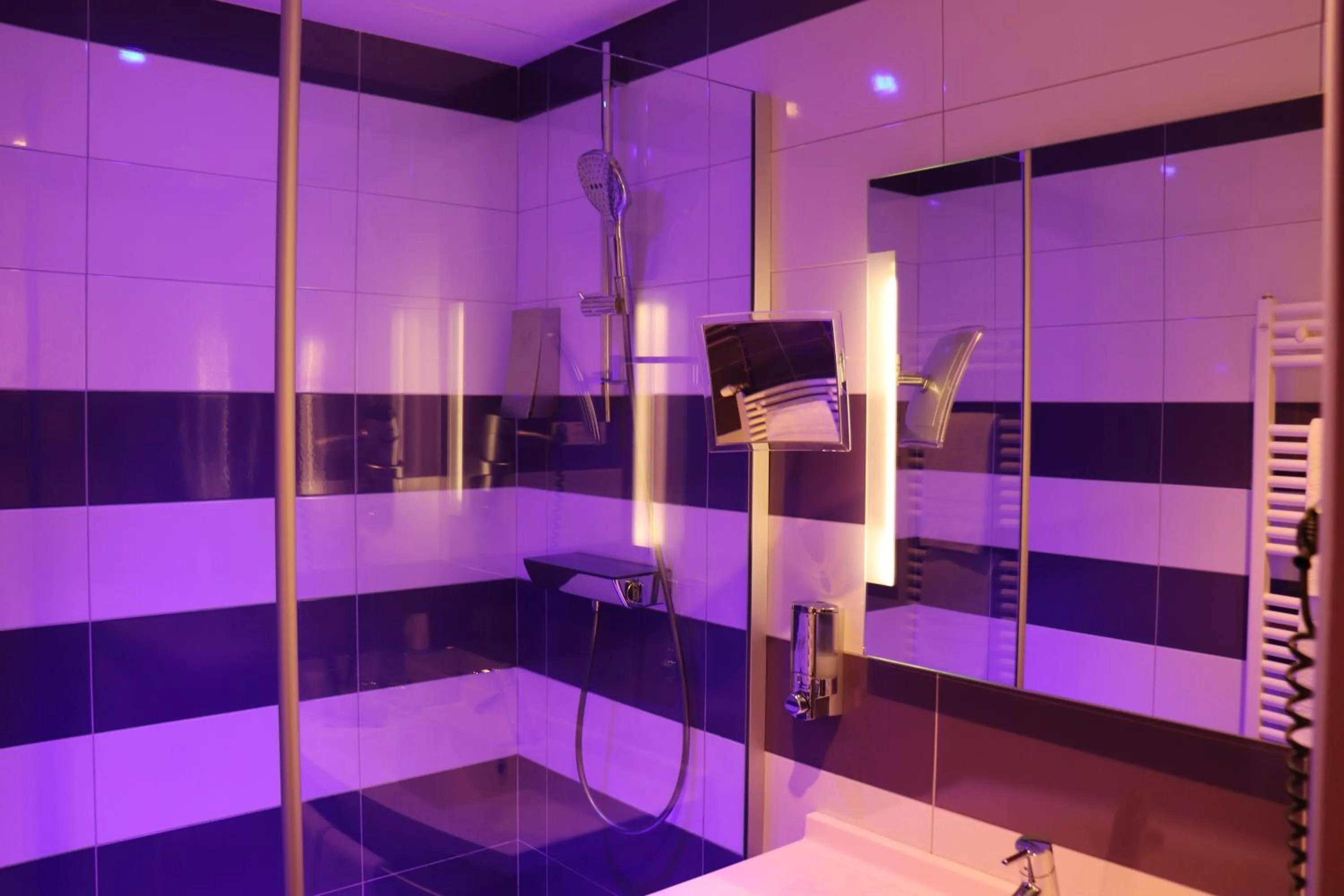 Shower in The Originals City - Hôtel Saint-Martial, Limoges Centre