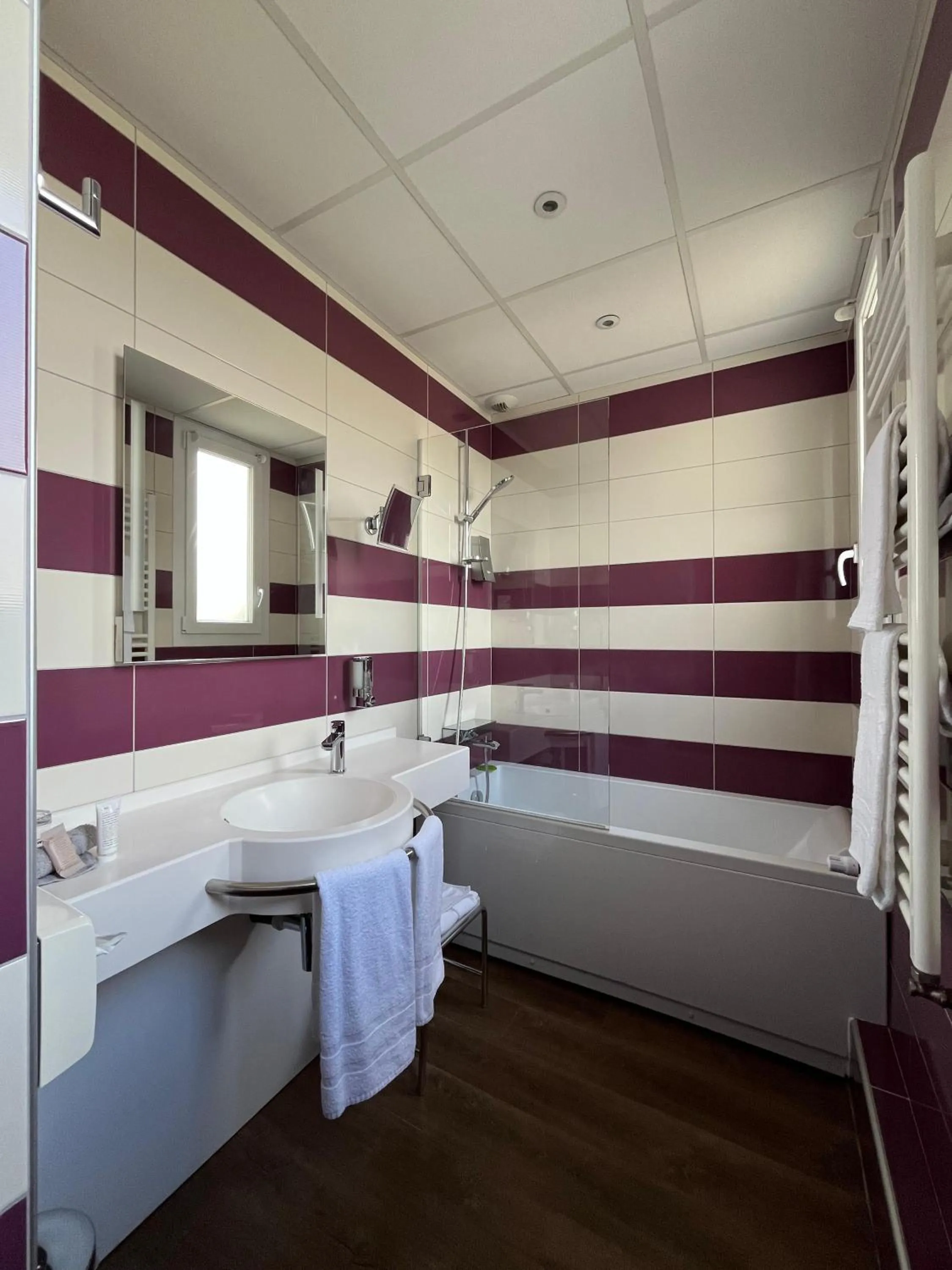 Bathroom in The Originals City - Hôtel Saint-Martial, Limoges Centre