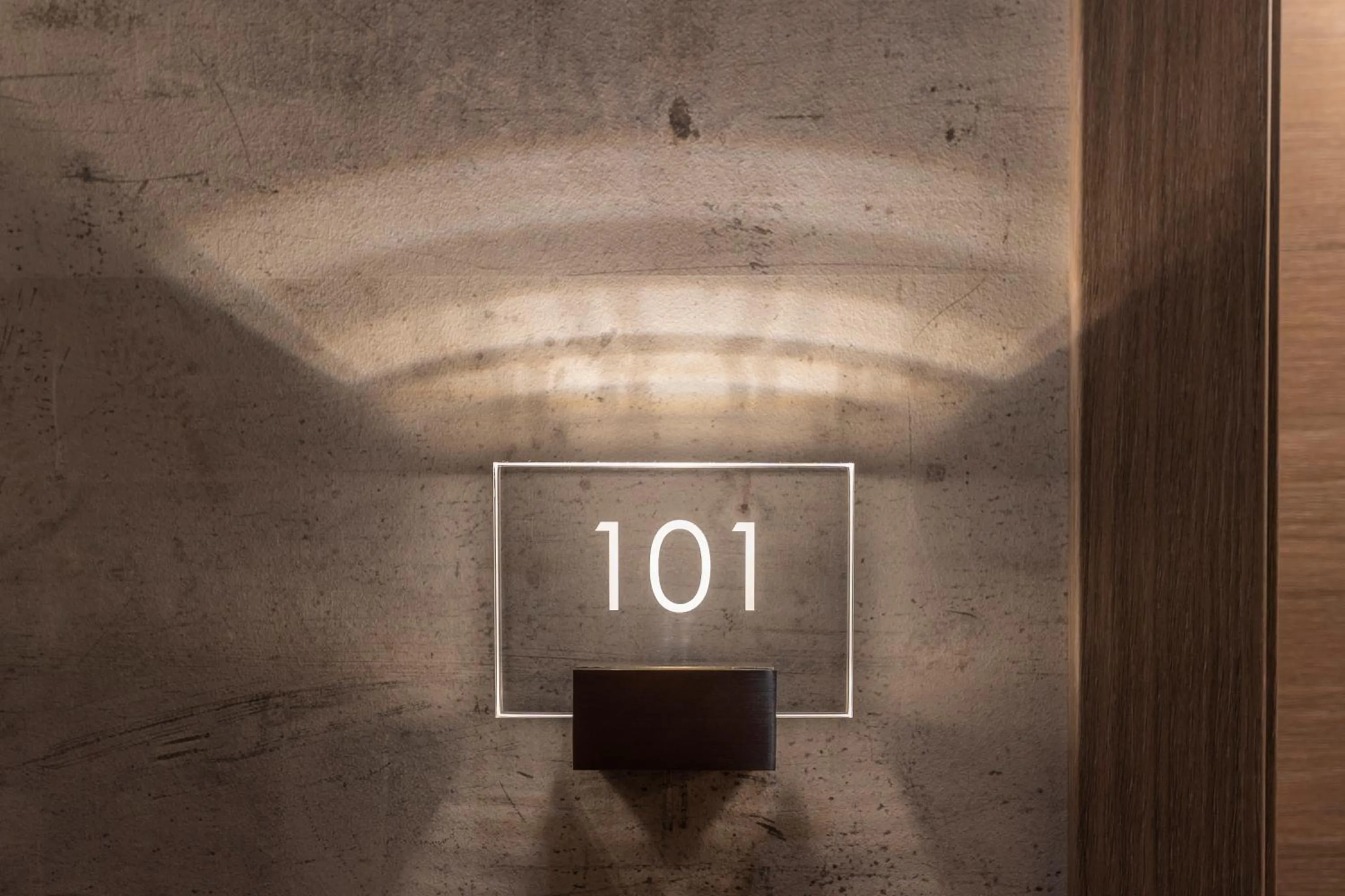 Text overlay in Hotel NERU con Encanto