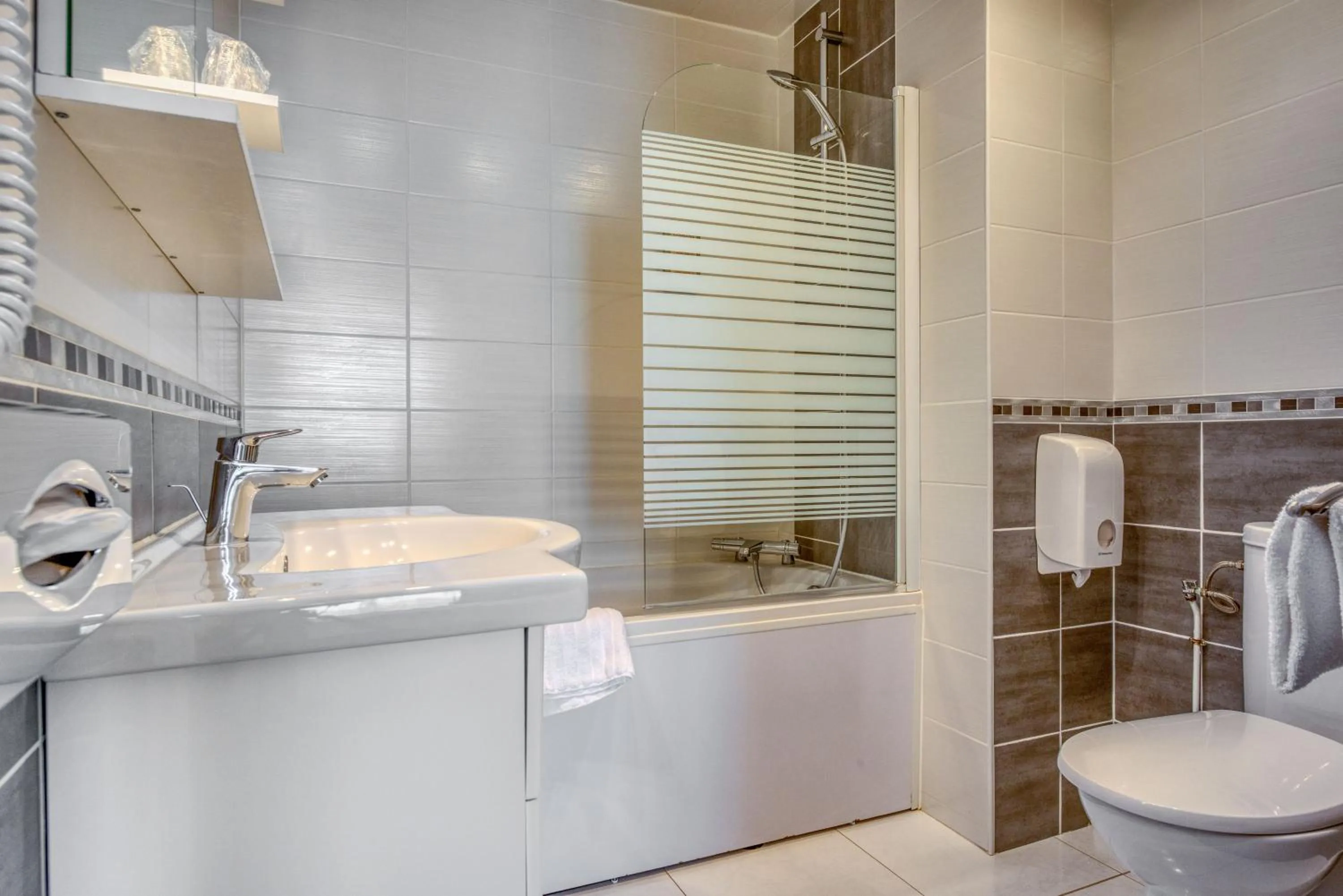 Shower in Hotel Le Berry Saint-Nazaire