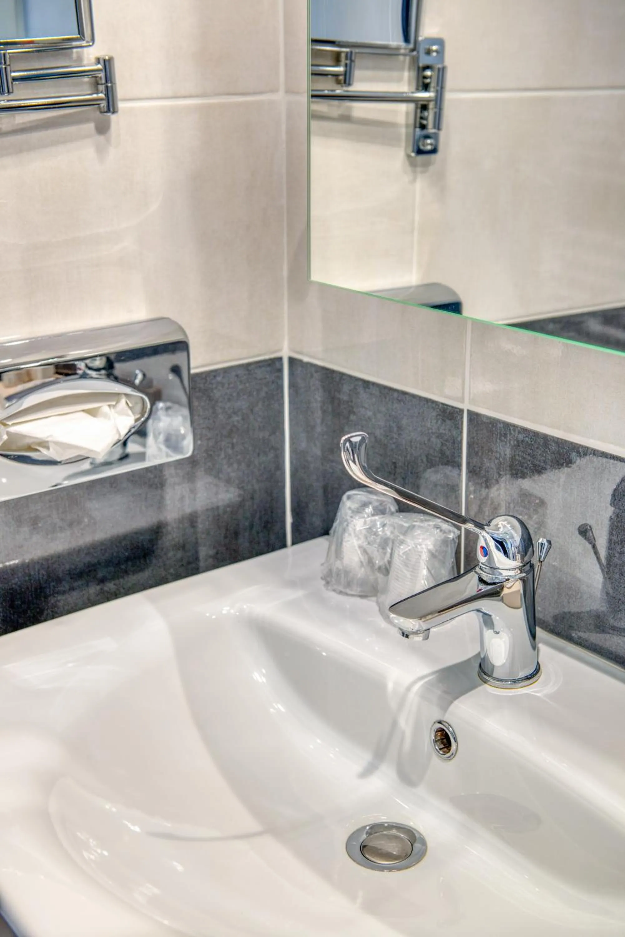 Bathroom in Hotel Le Berry Saint-Nazaire