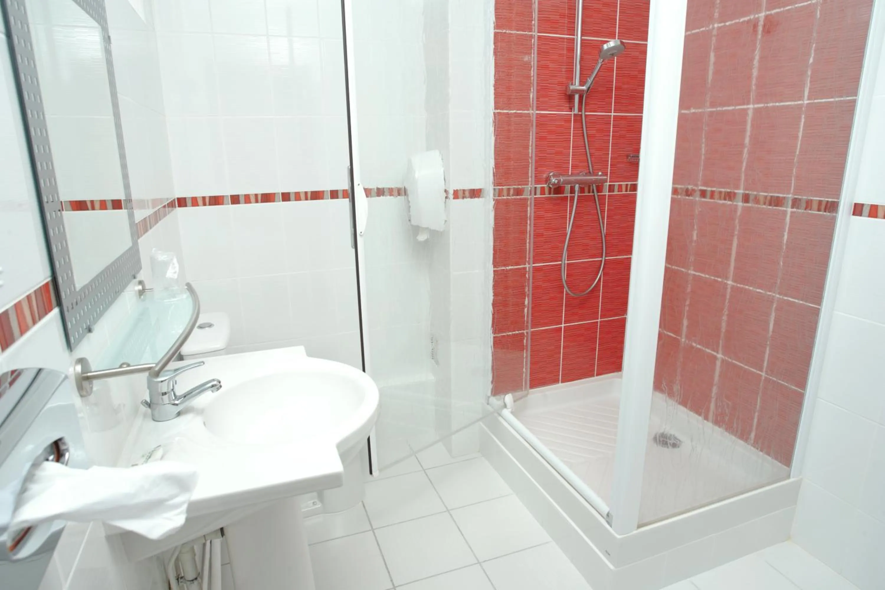 Bathroom in Hotel Le Berry Saint-Nazaire