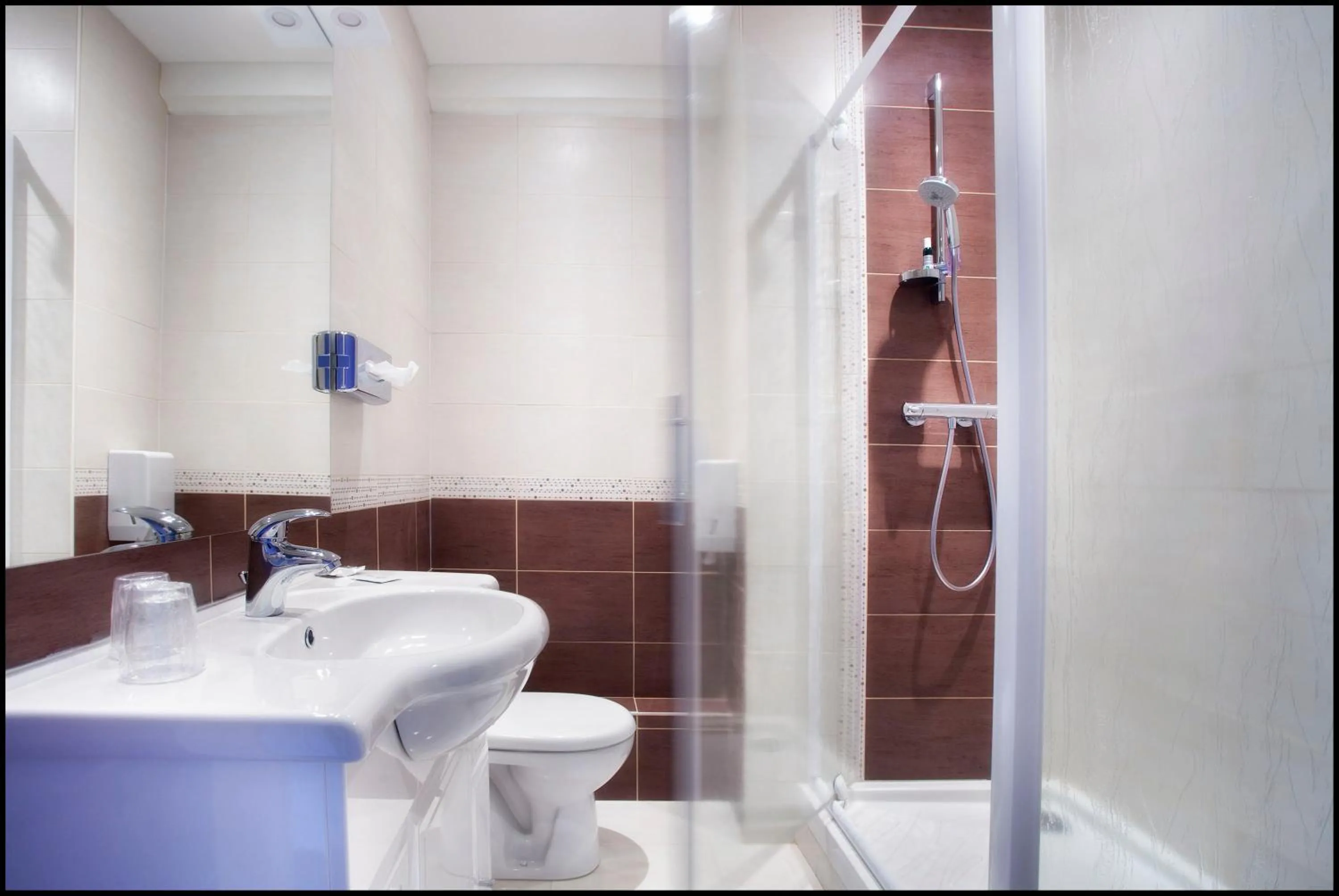 Bathroom in Hotel Le Berry Saint-Nazaire