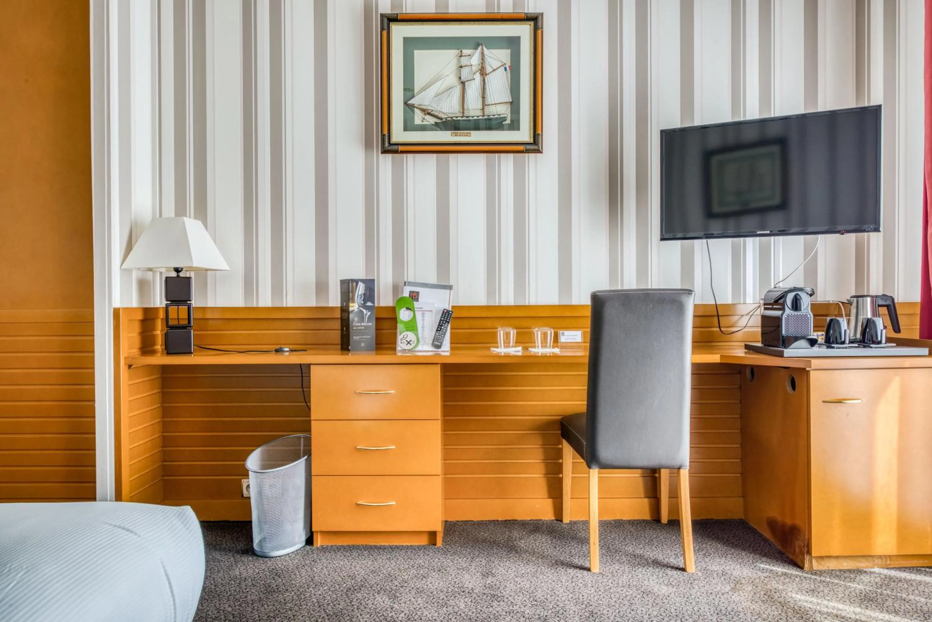 TV and multimedia in Hotel Le Berry Saint-Nazaire