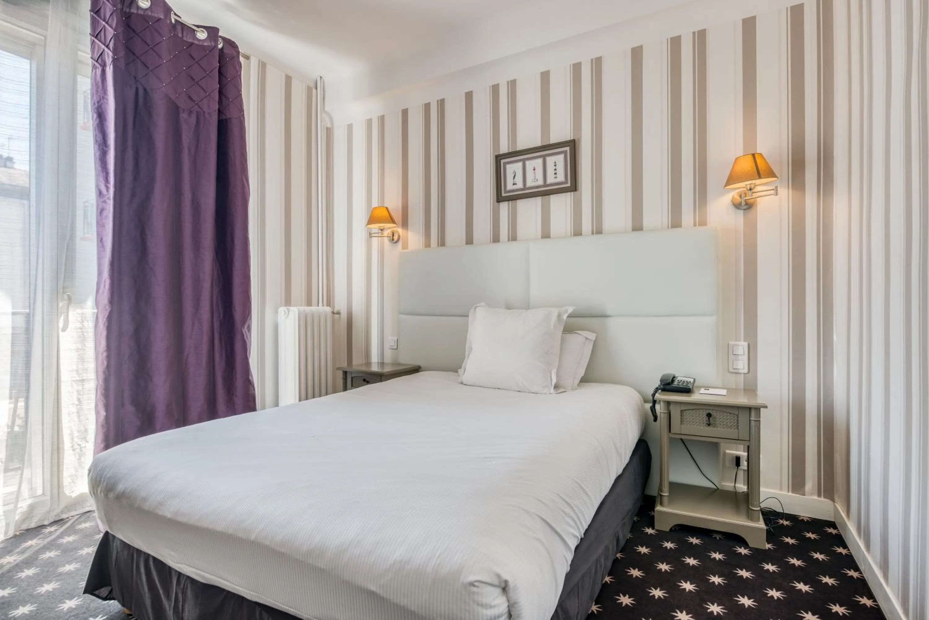 Bed in Hotel Le Berry Saint-Nazaire