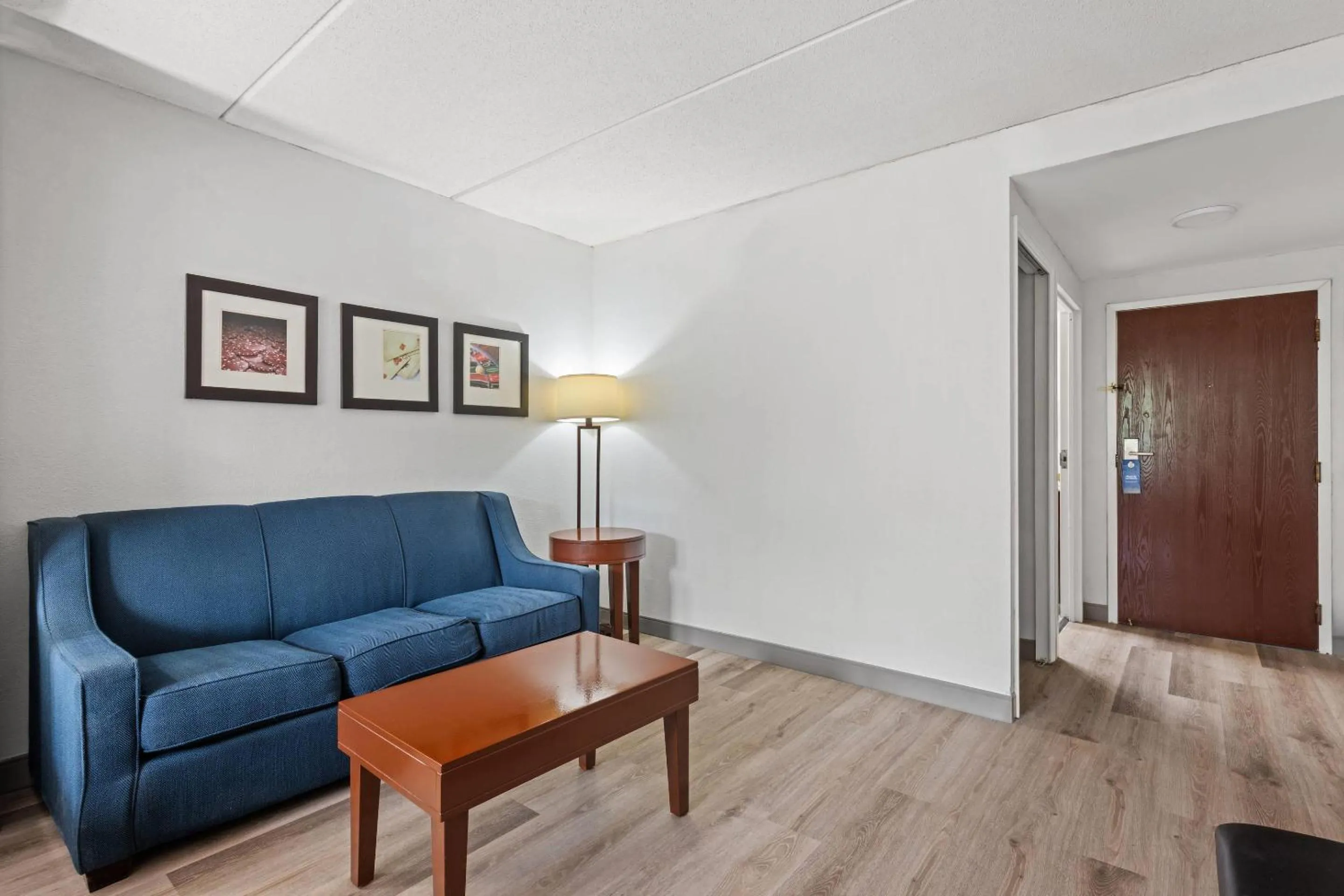 Bedroom in Comfort Suites Near Casinos