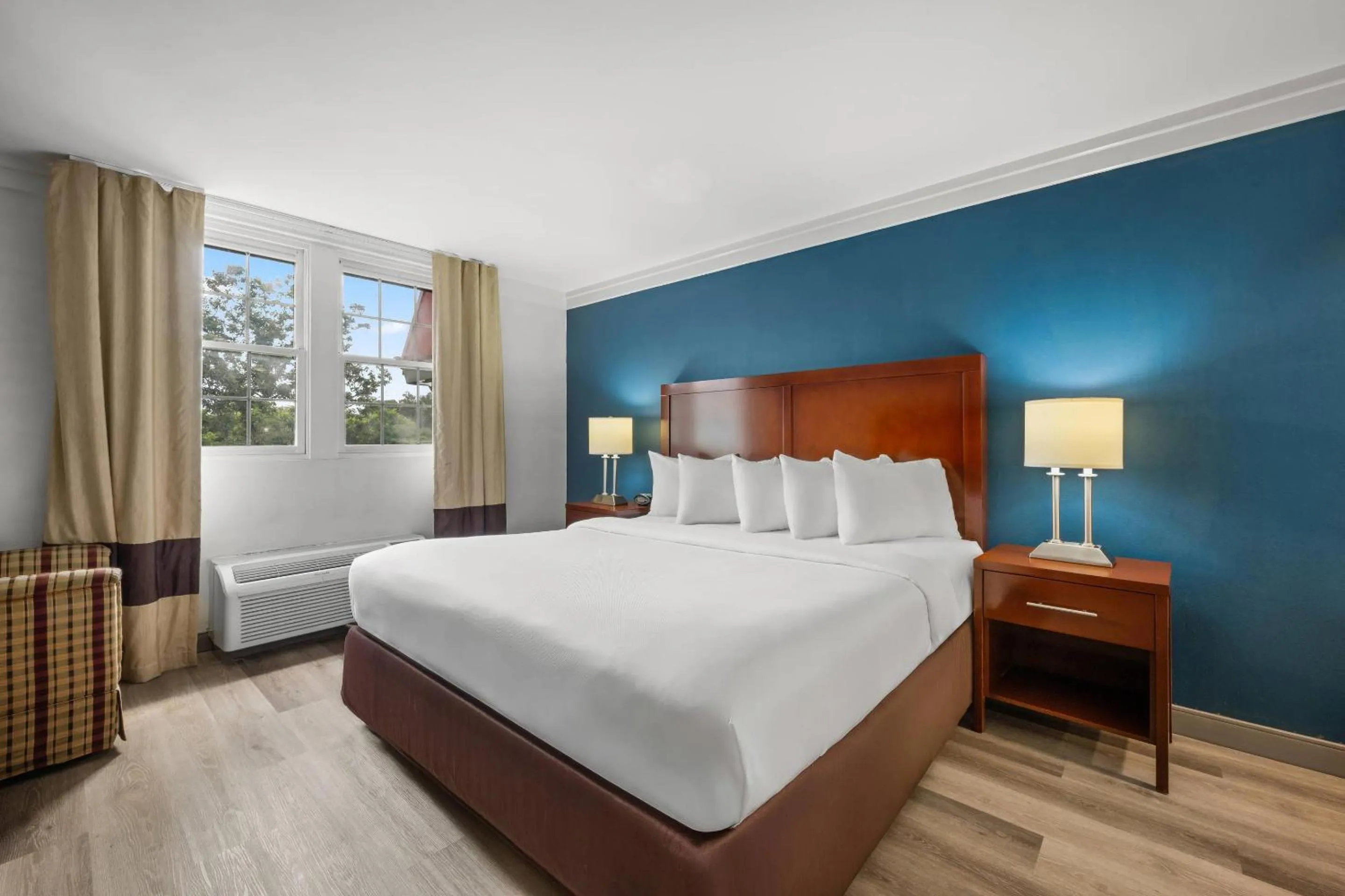 Bedroom, Bed in Comfort Suites Near Casinos