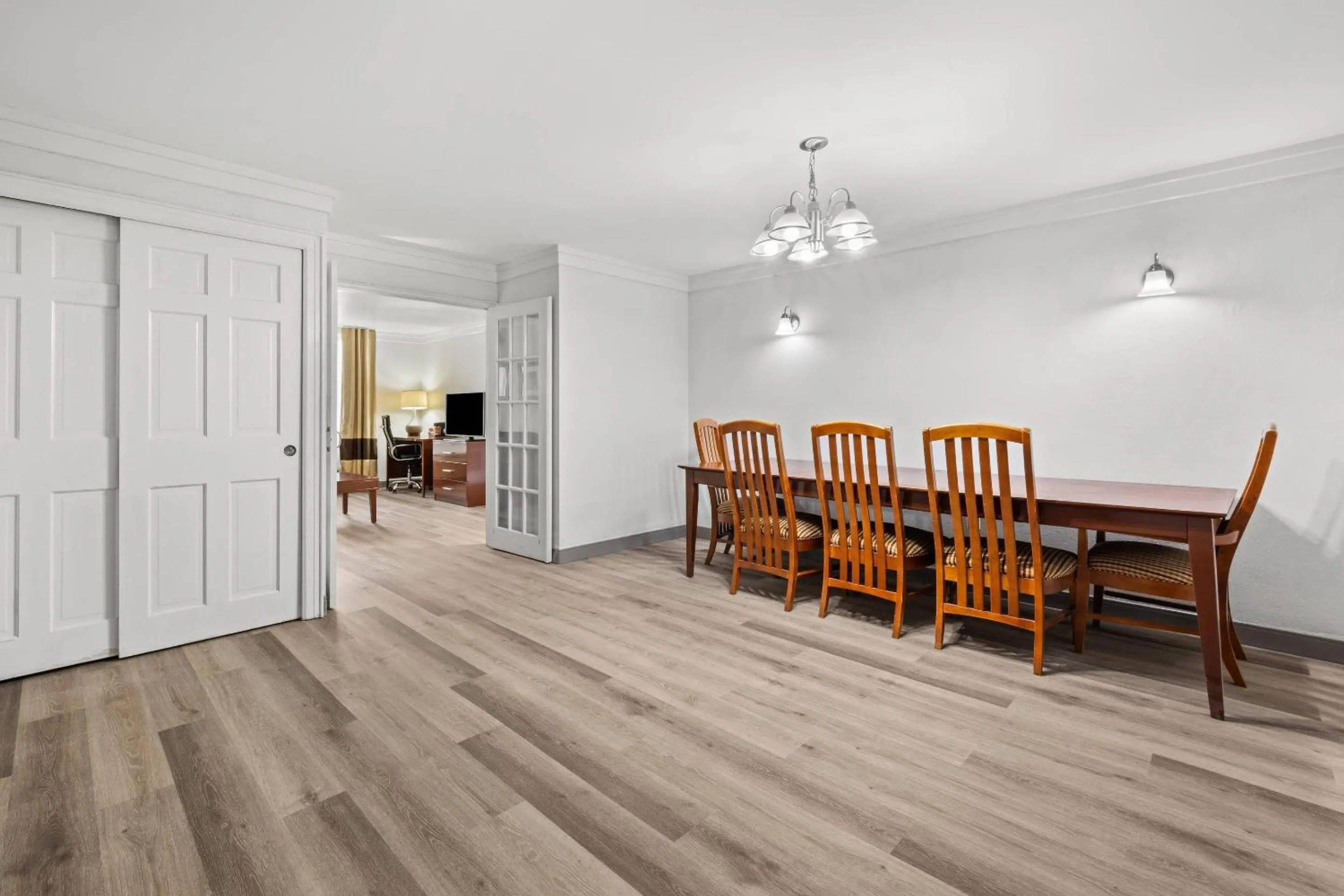 Bedroom in Comfort Suites Near Casinos