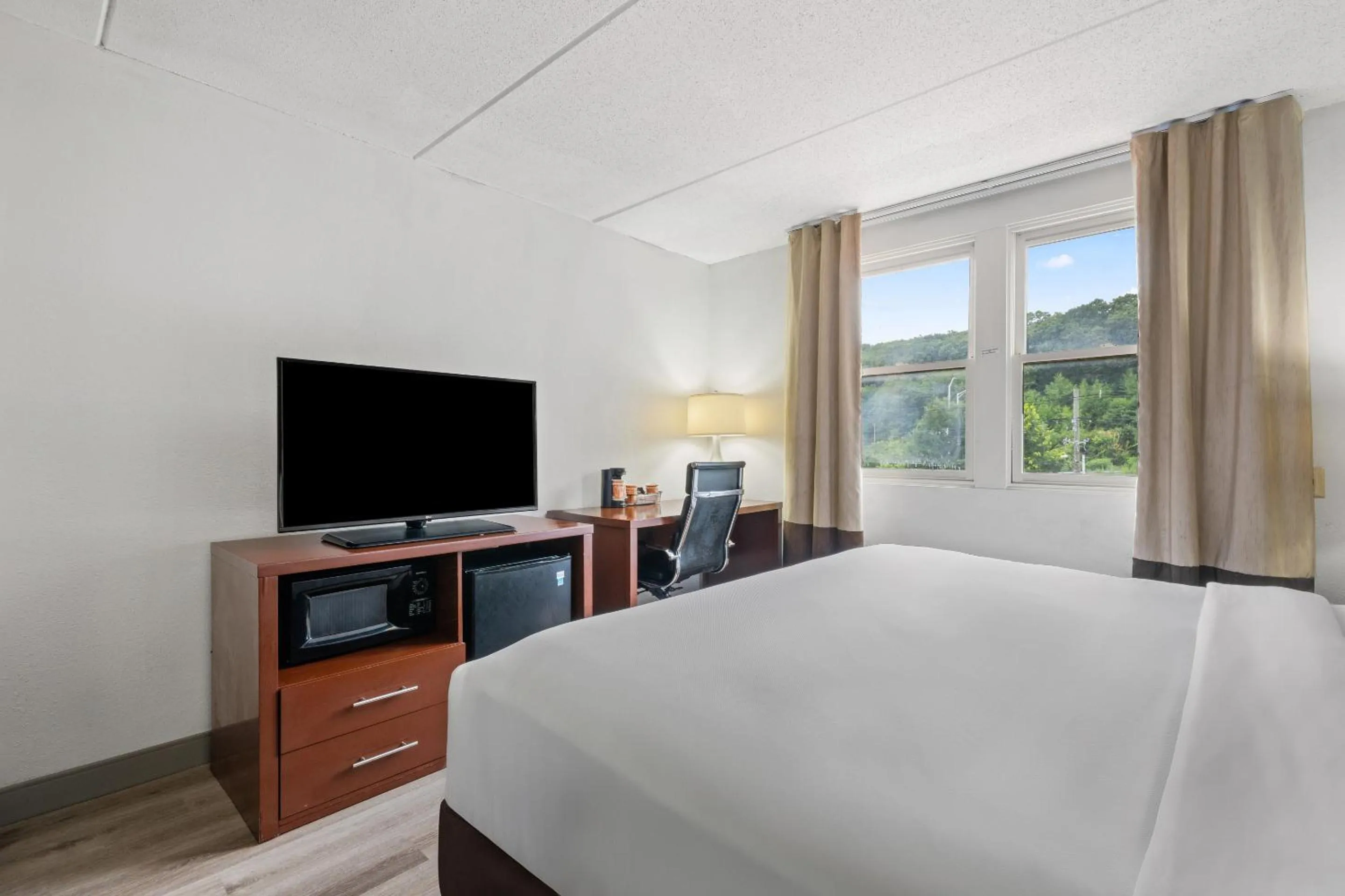 Bedroom, Bed in Comfort Suites Near Casinos