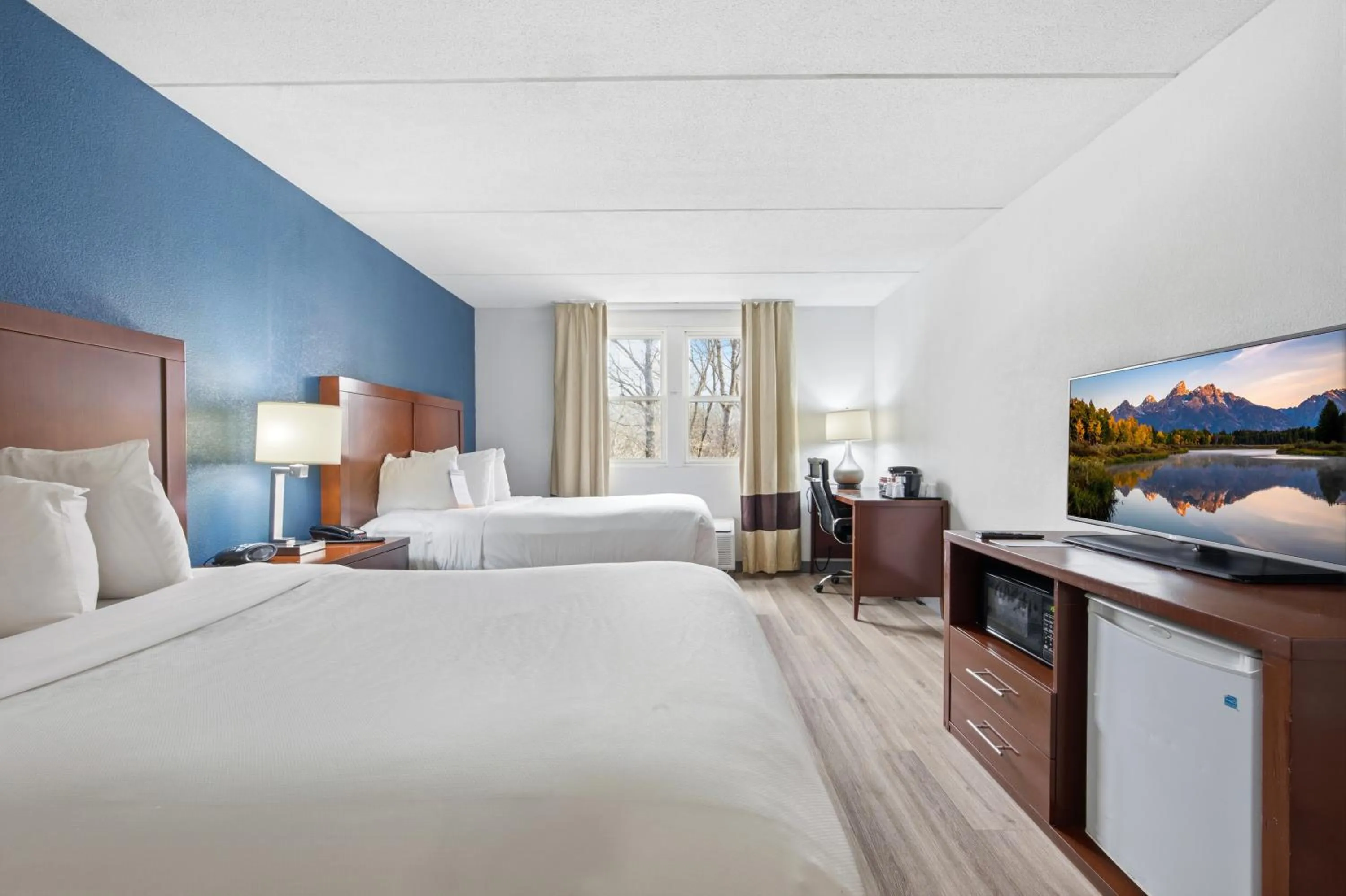 Bedroom, Bed in Comfort Suites Near Casinos