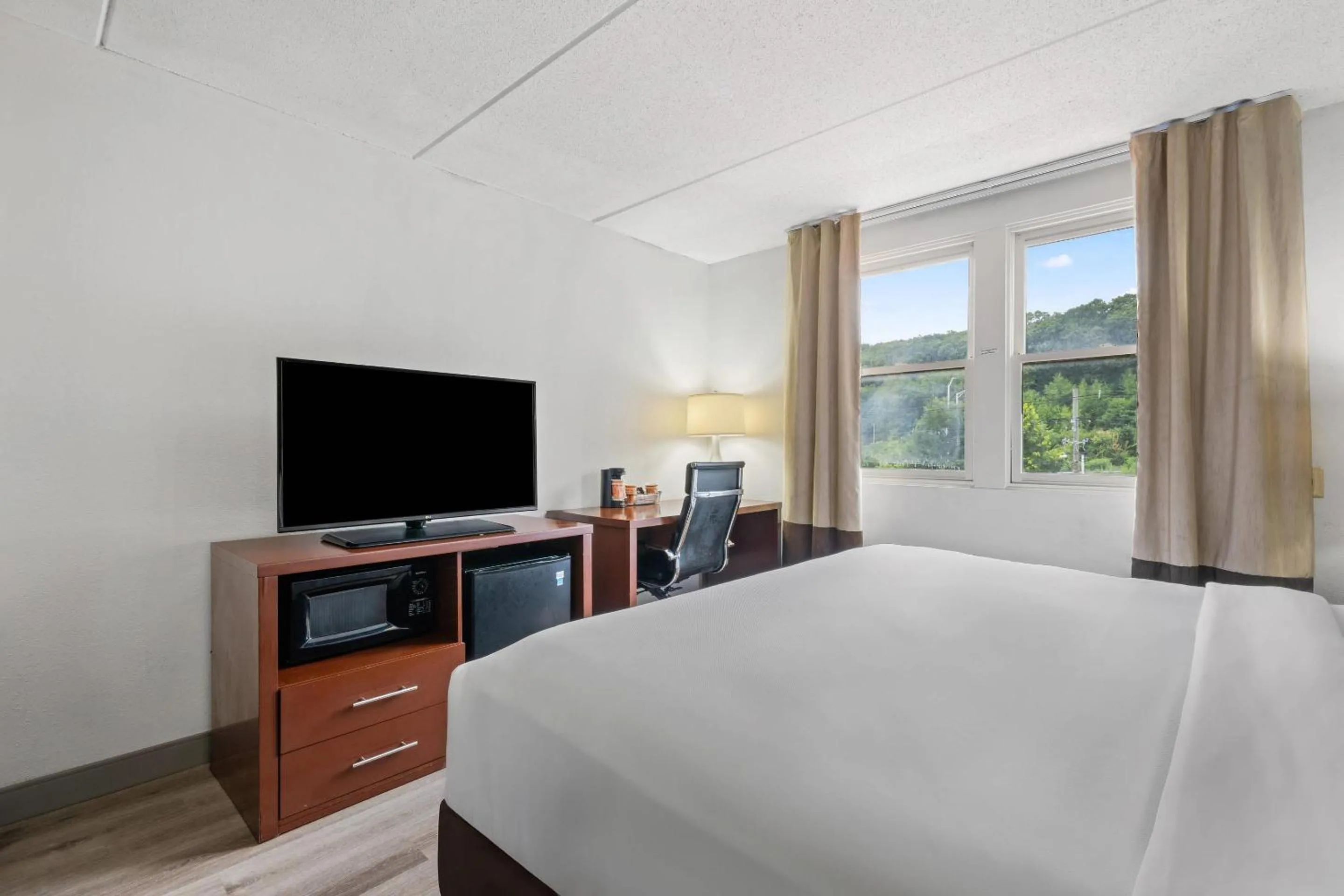 Bedroom, Bed in Comfort Suites Near Casinos