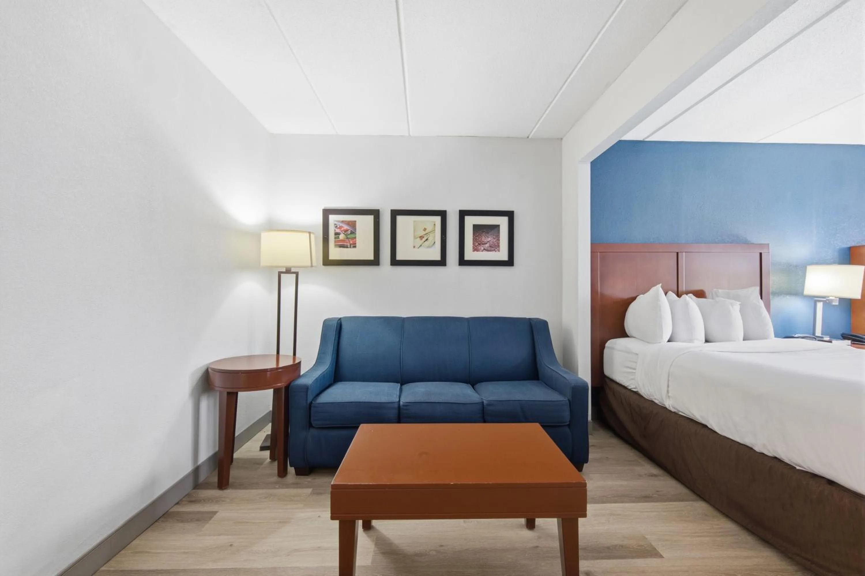 Bedroom, Bed in Comfort Suites Near Casinos