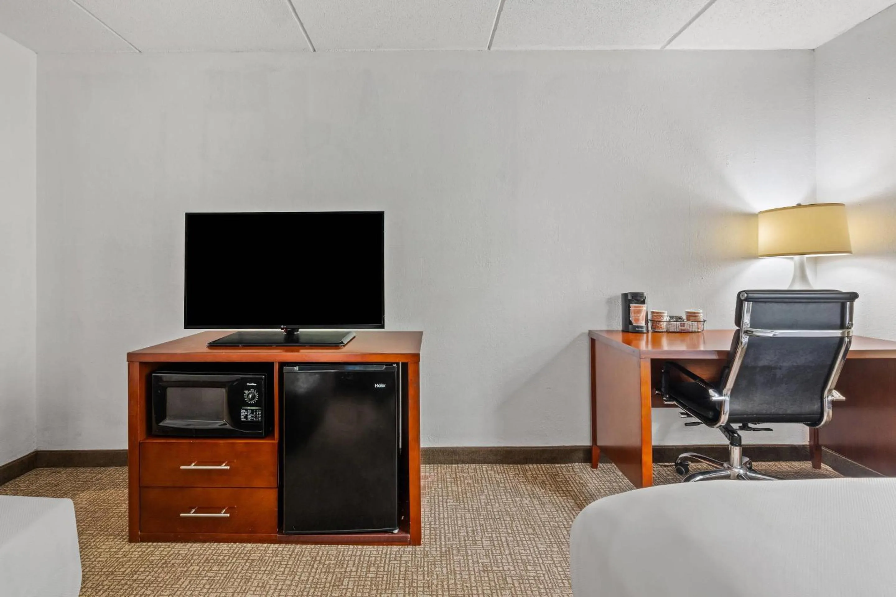 Bedroom in Comfort Suites Near Casinos