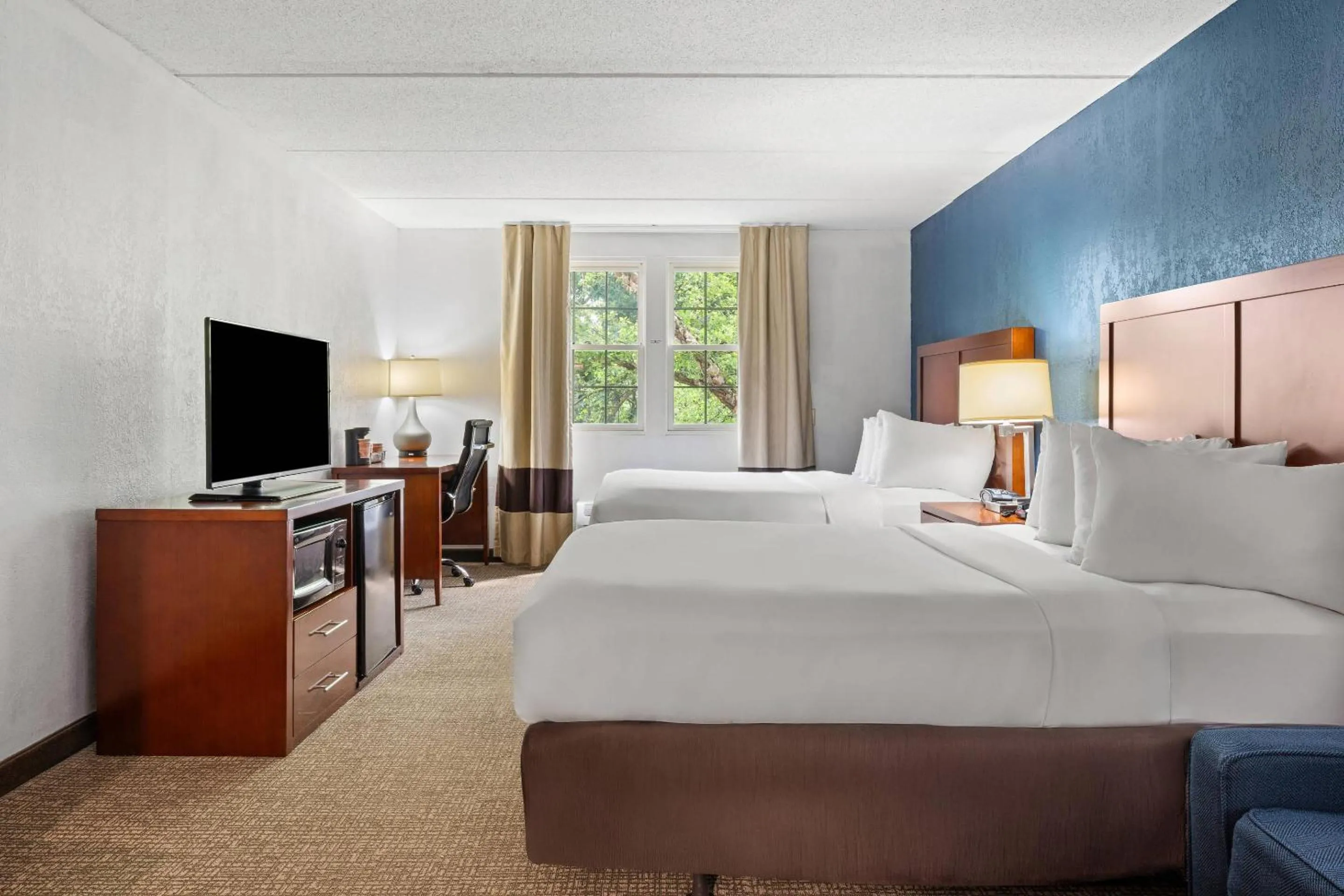 Bedroom, Bed in Comfort Suites Near Casinos