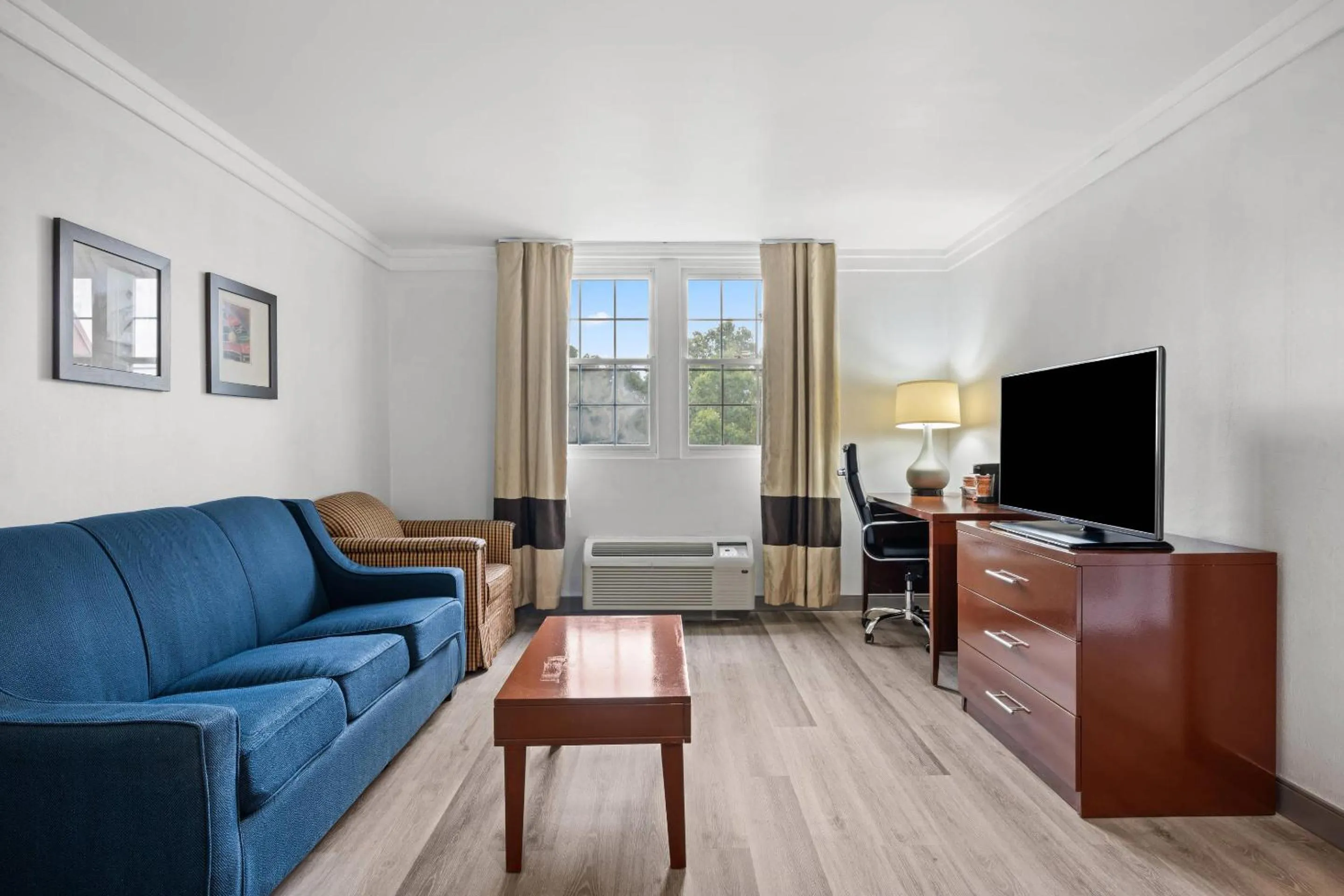 Bedroom in Comfort Suites Near Casinos