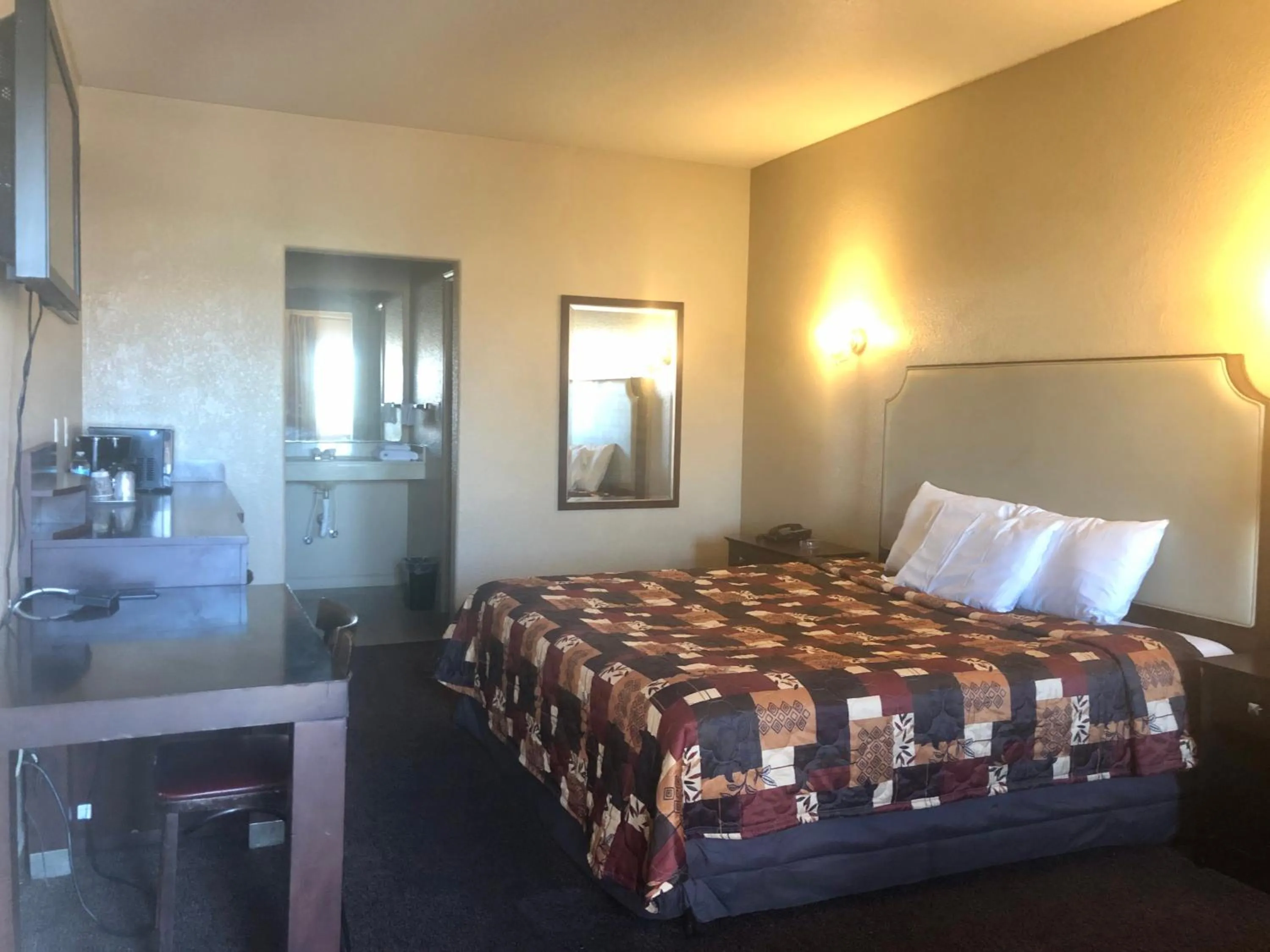 Photo of the whole room, Bed in Lone Star Inn & Suites