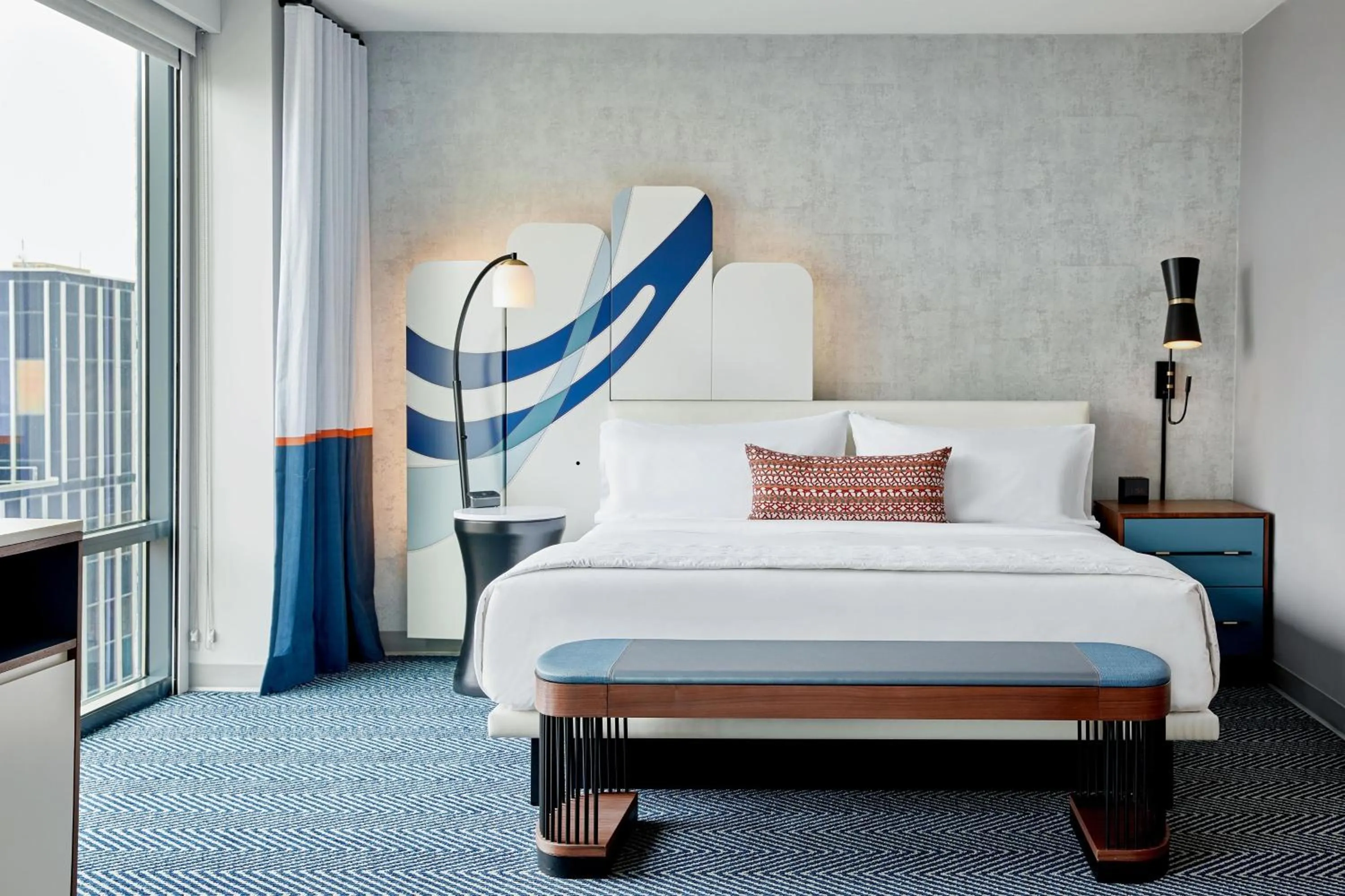 Photo of the whole room, Bed in Le Méridien St. Louis Clayton