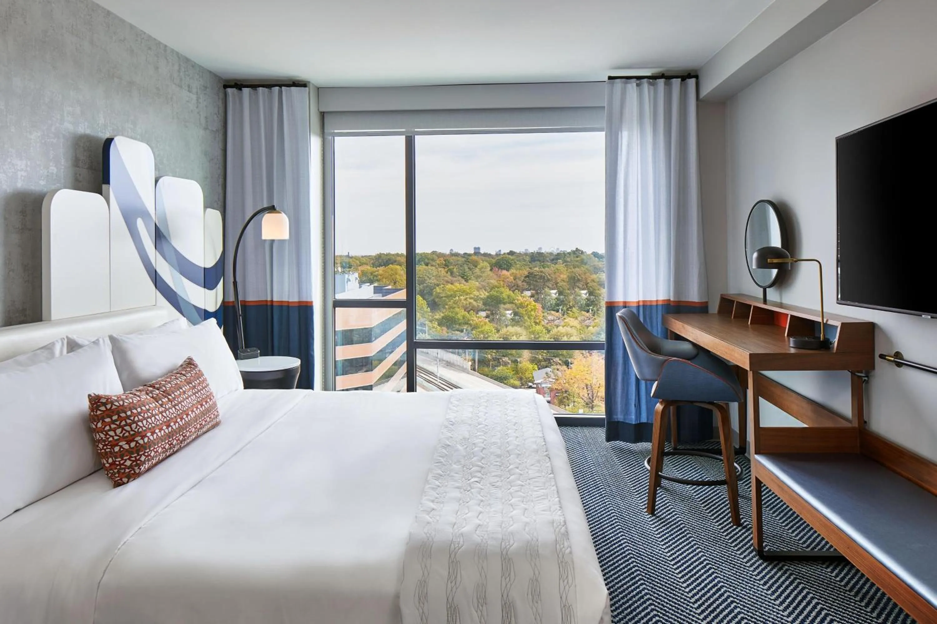 Photo of the whole room, Bed in Le Méridien St. Louis Clayton