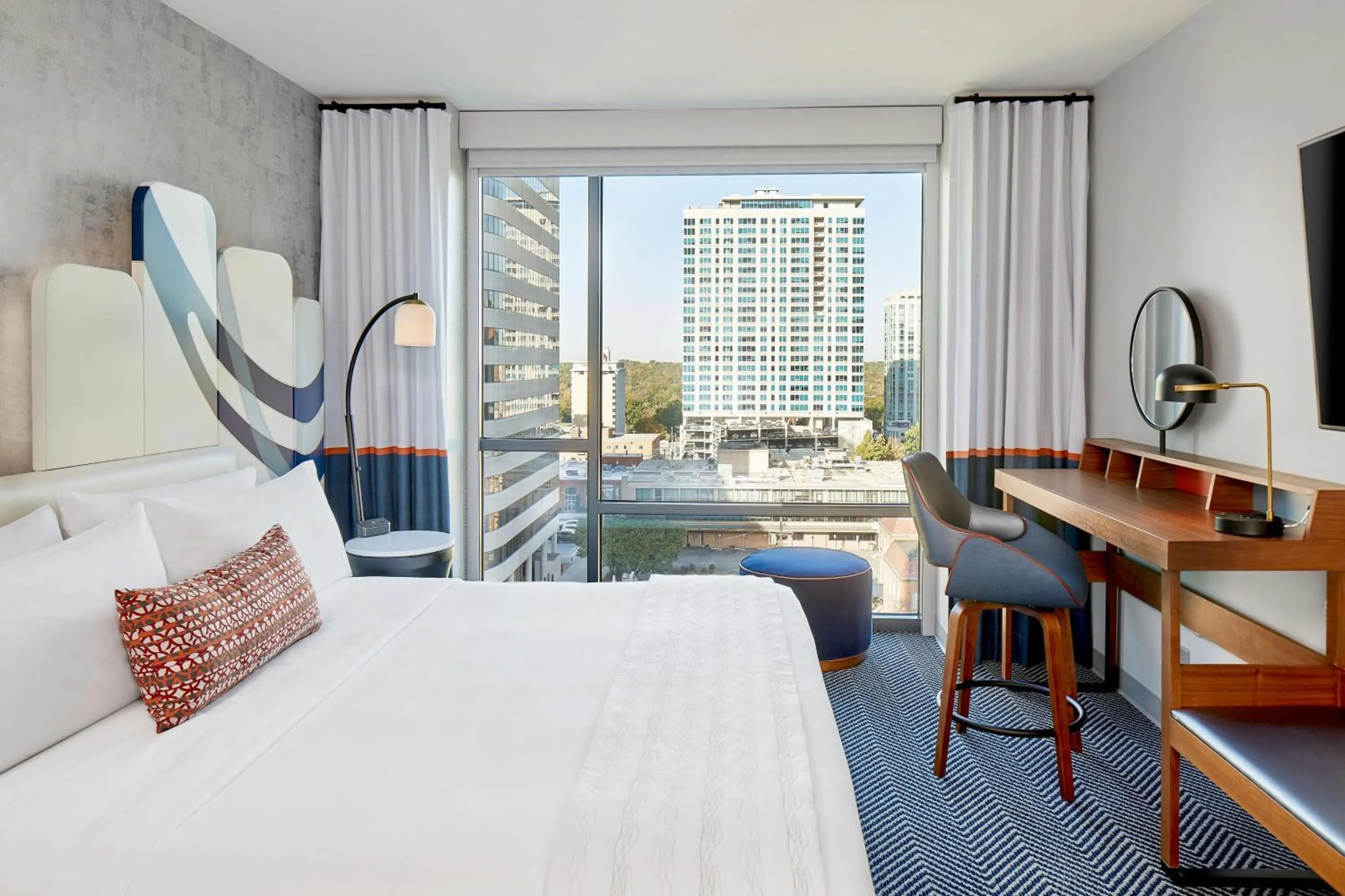 Photo of the whole room, Bed in Le Méridien St. Louis Clayton