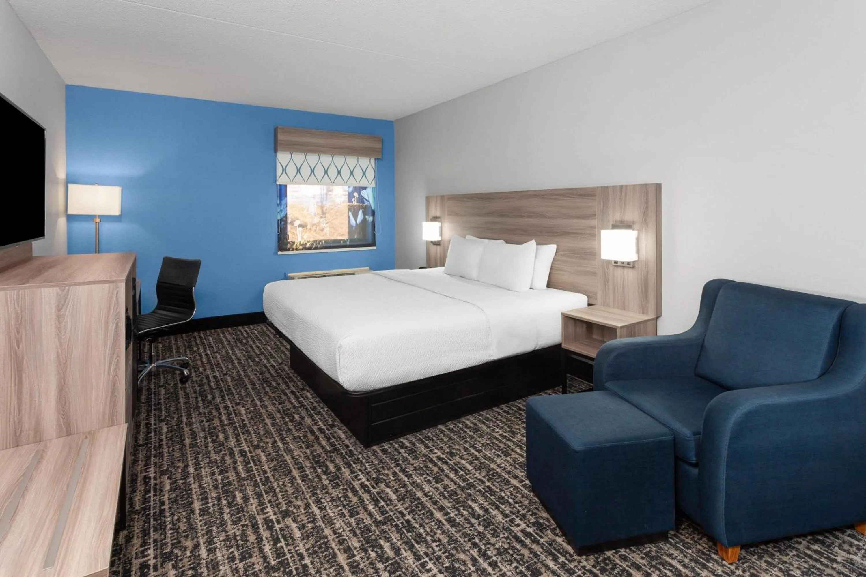 Communal lounge/ TV room, Bed in Baymont by Wyndham Indianapolis South