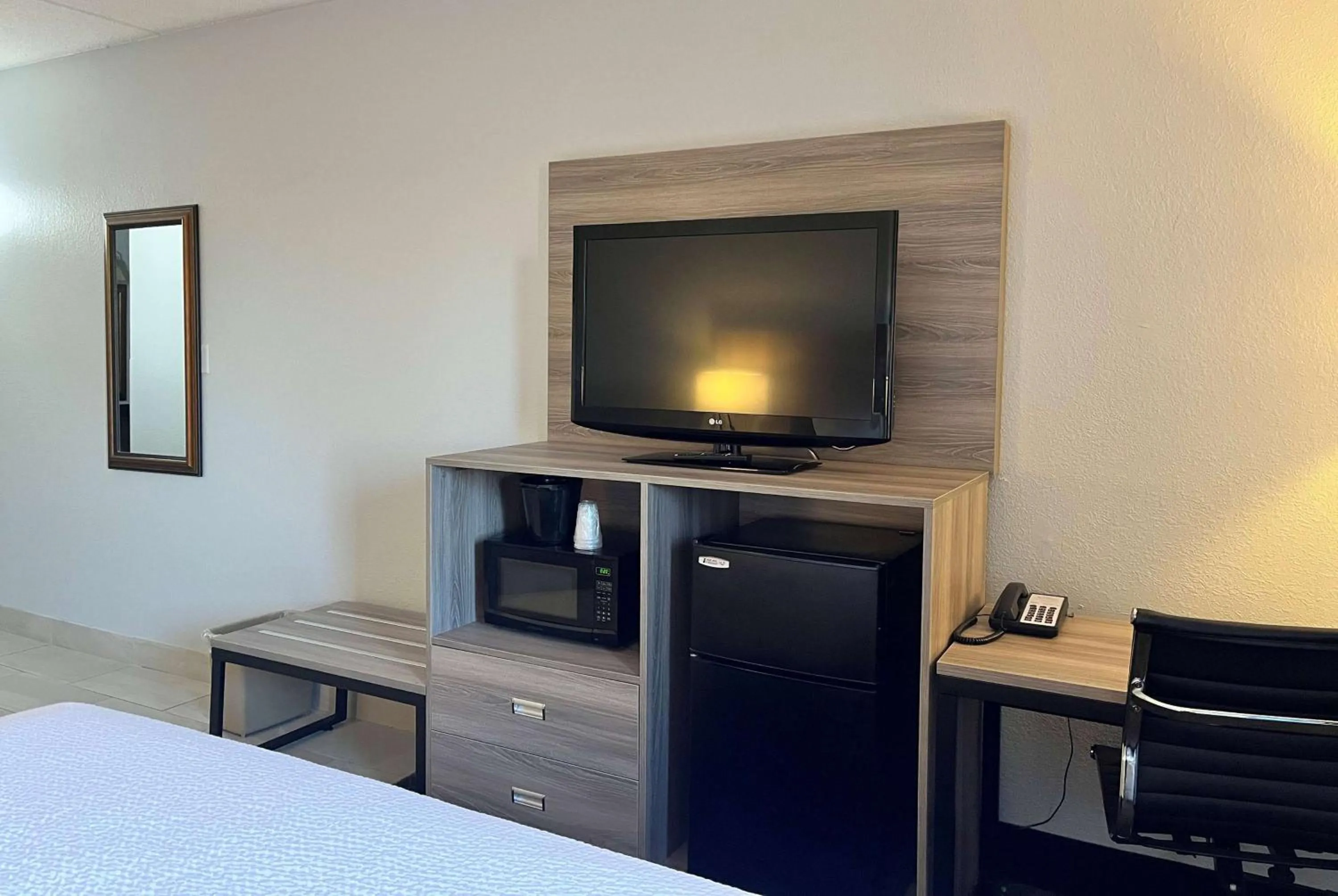 Photo of the whole room, Bed in Baymont by Wyndham Indianapolis South