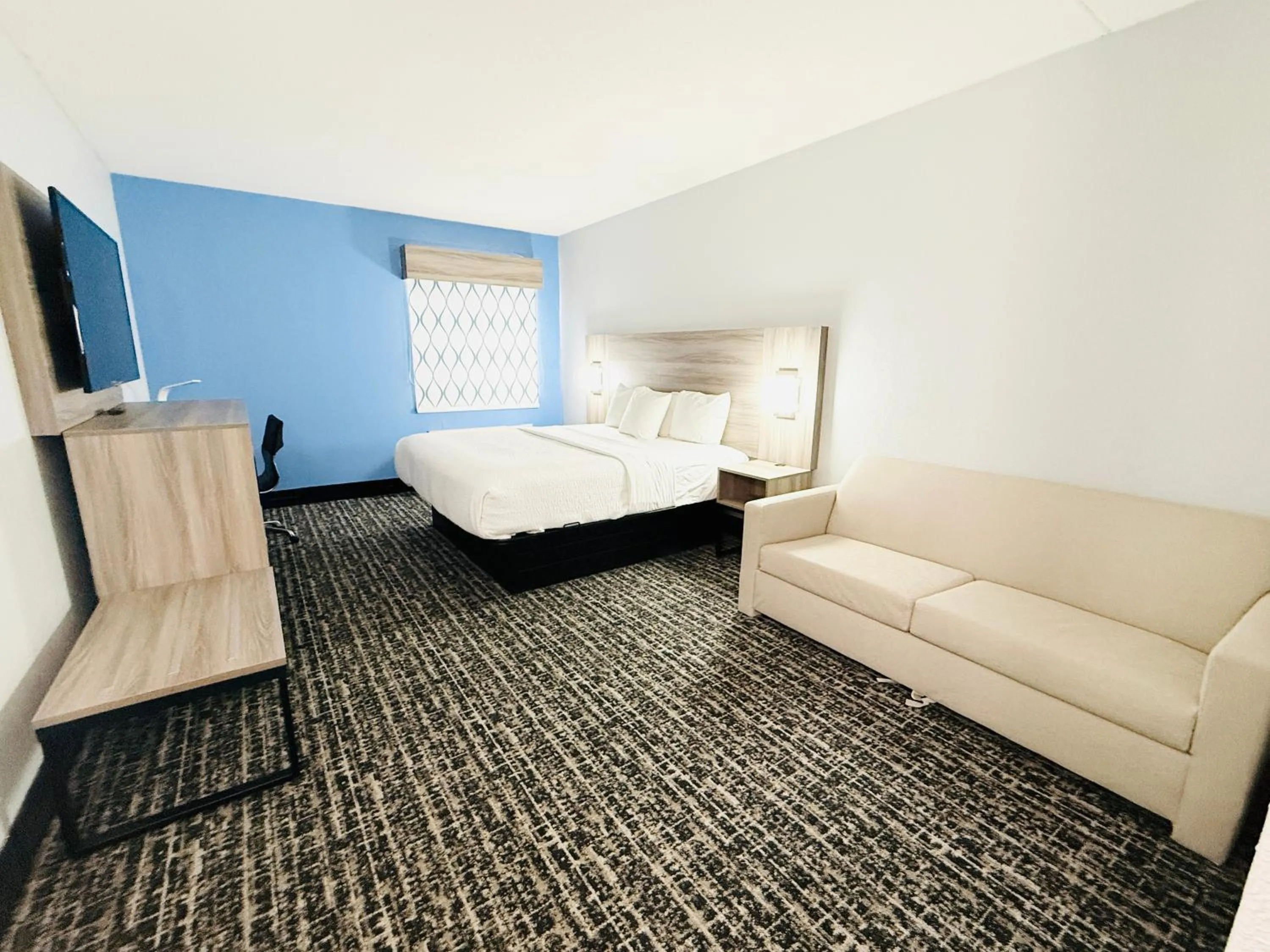 Communal lounge/ TV room, Bed in Baymont by Wyndham Indianapolis South