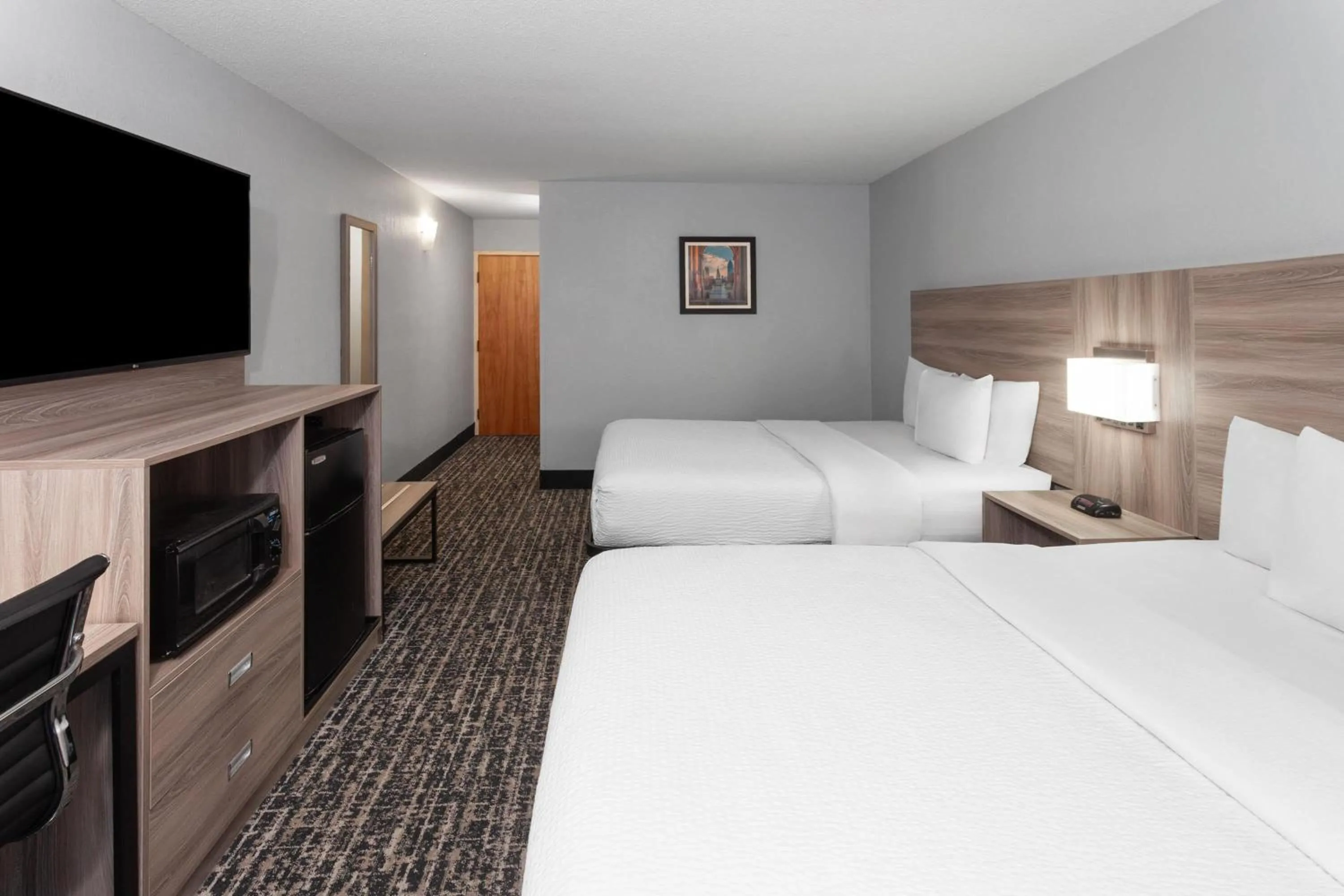 Photo of the whole room, Bed in Baymont by Wyndham Indianapolis South
