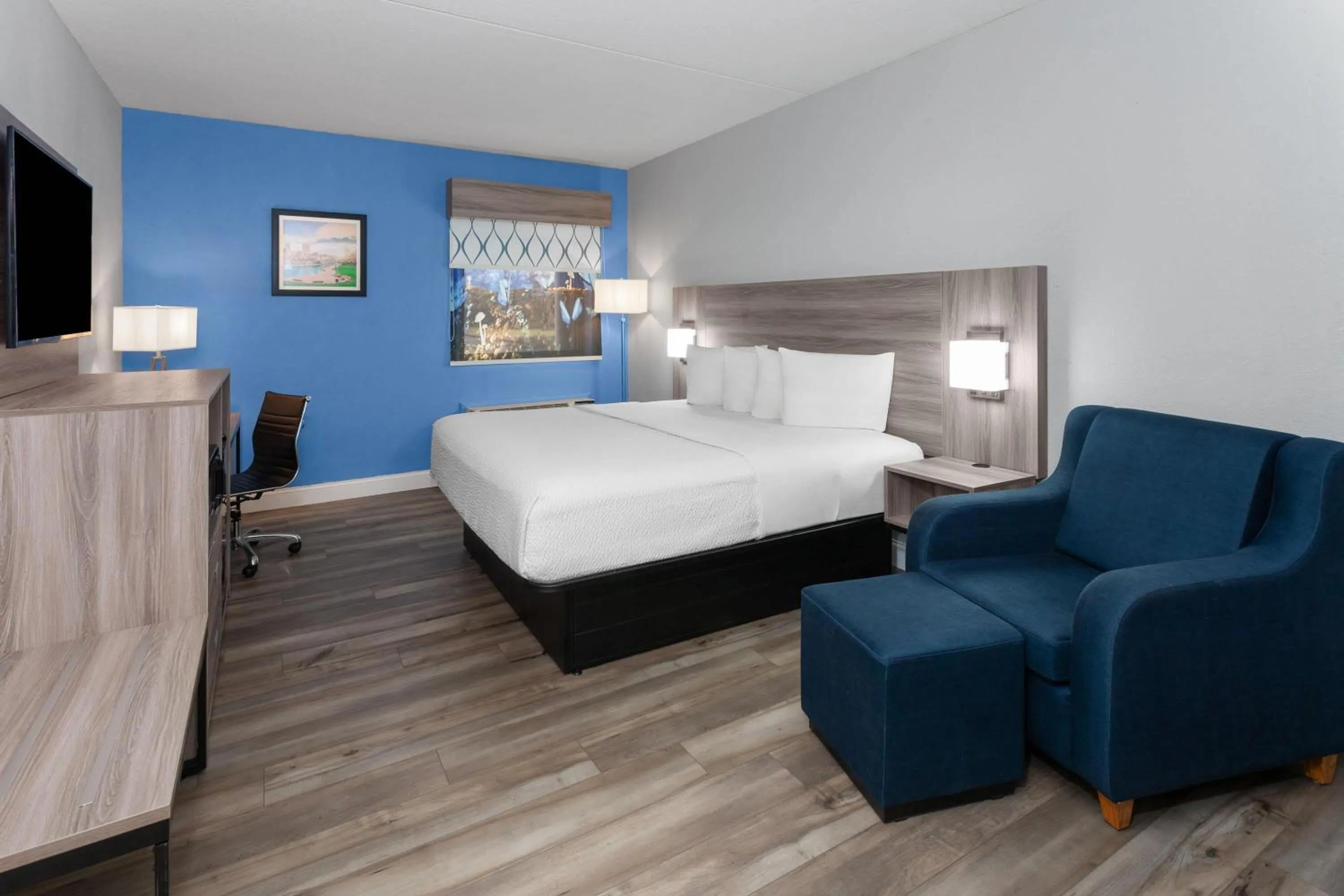 Photo of the whole room, Bed in Baymont by Wyndham Indianapolis South
