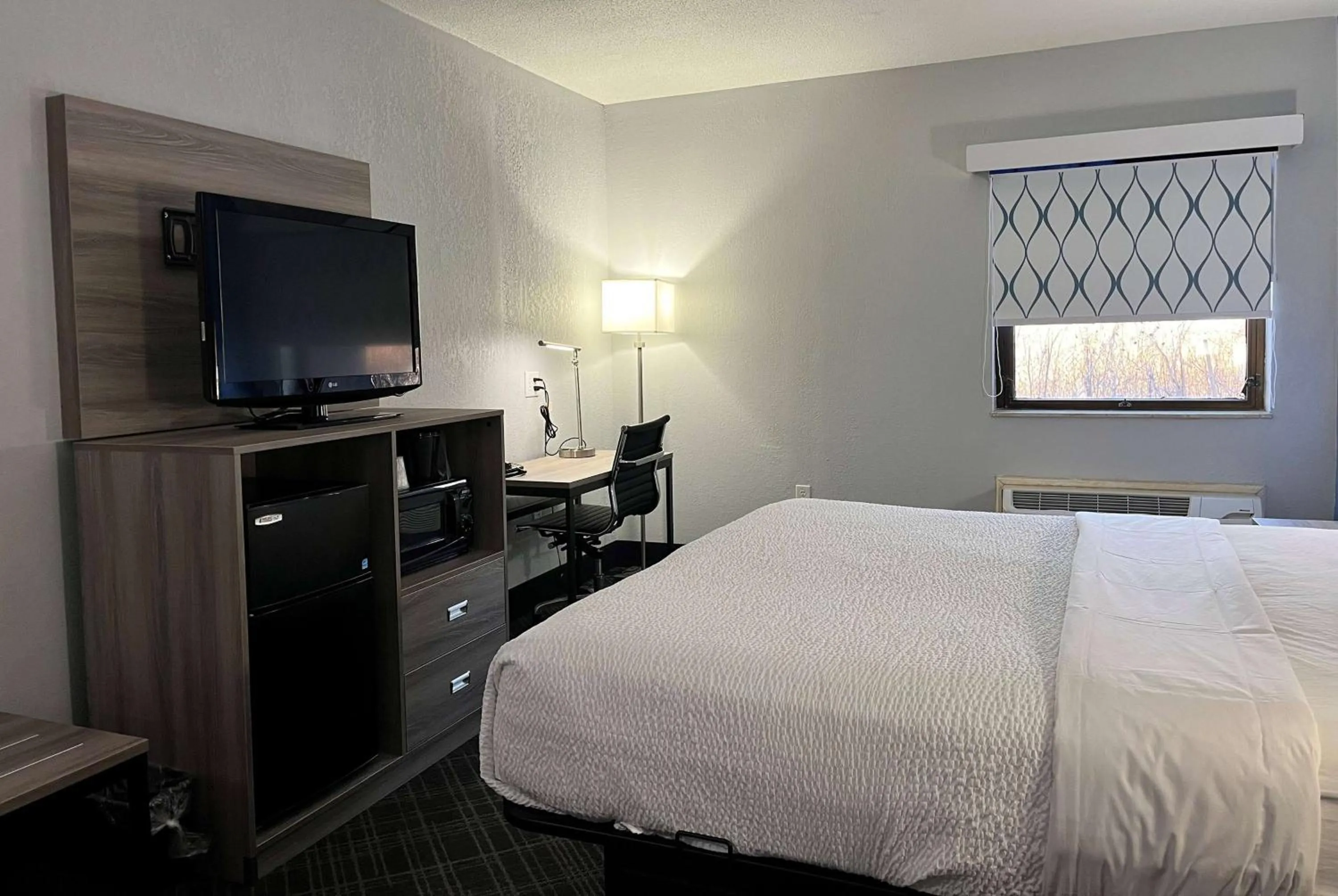 Photo of the whole room, Bed in Baymont by Wyndham Indianapolis South