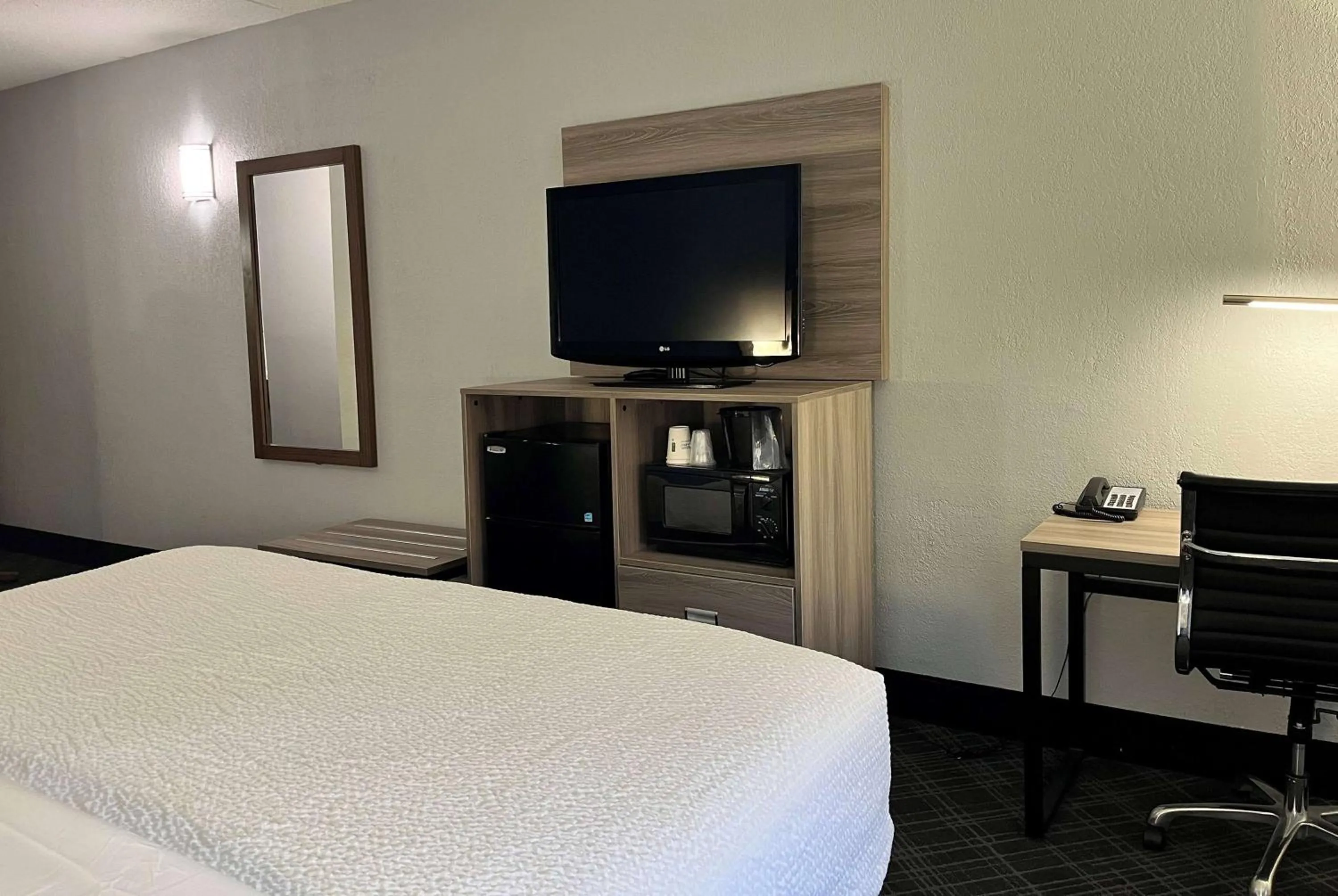 Photo of the whole room, Bed in Baymont by Wyndham Indianapolis South