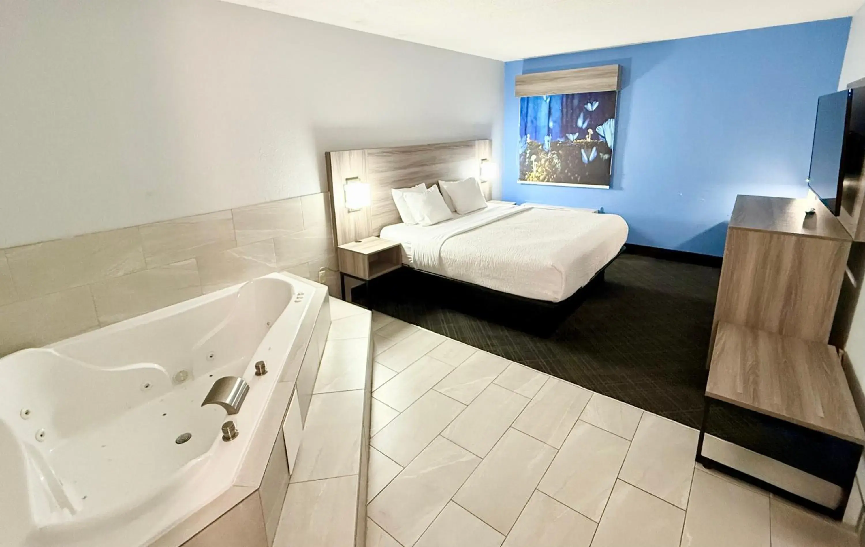 Premier King Suite - Non-Smoking in Baymont by Wyndham Indianapolis South Premier King Suite - Non-Smoking in Baymont by Wyndham Indianapolis South