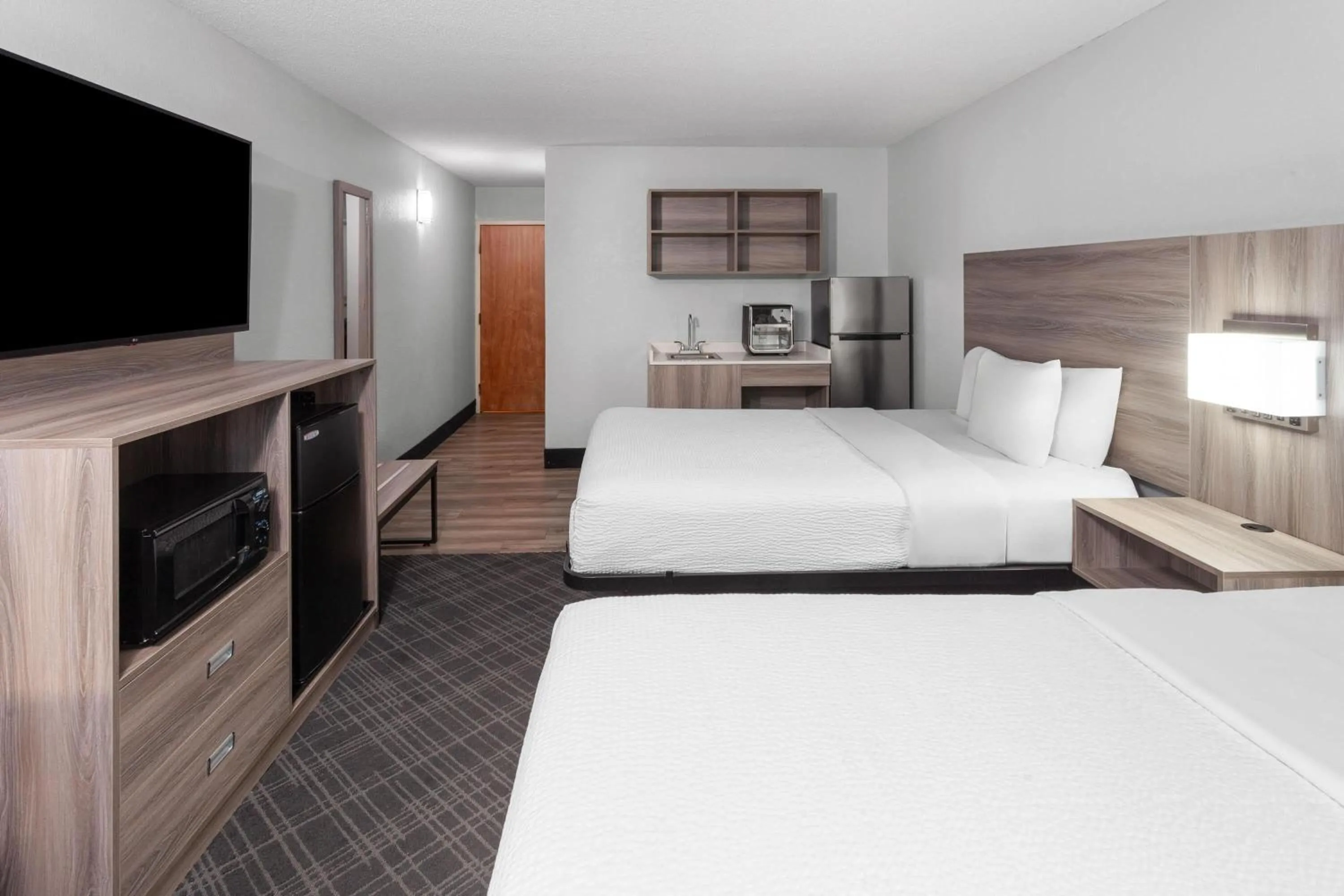 Photo of the whole room, Bed in Baymont by Wyndham Indianapolis South